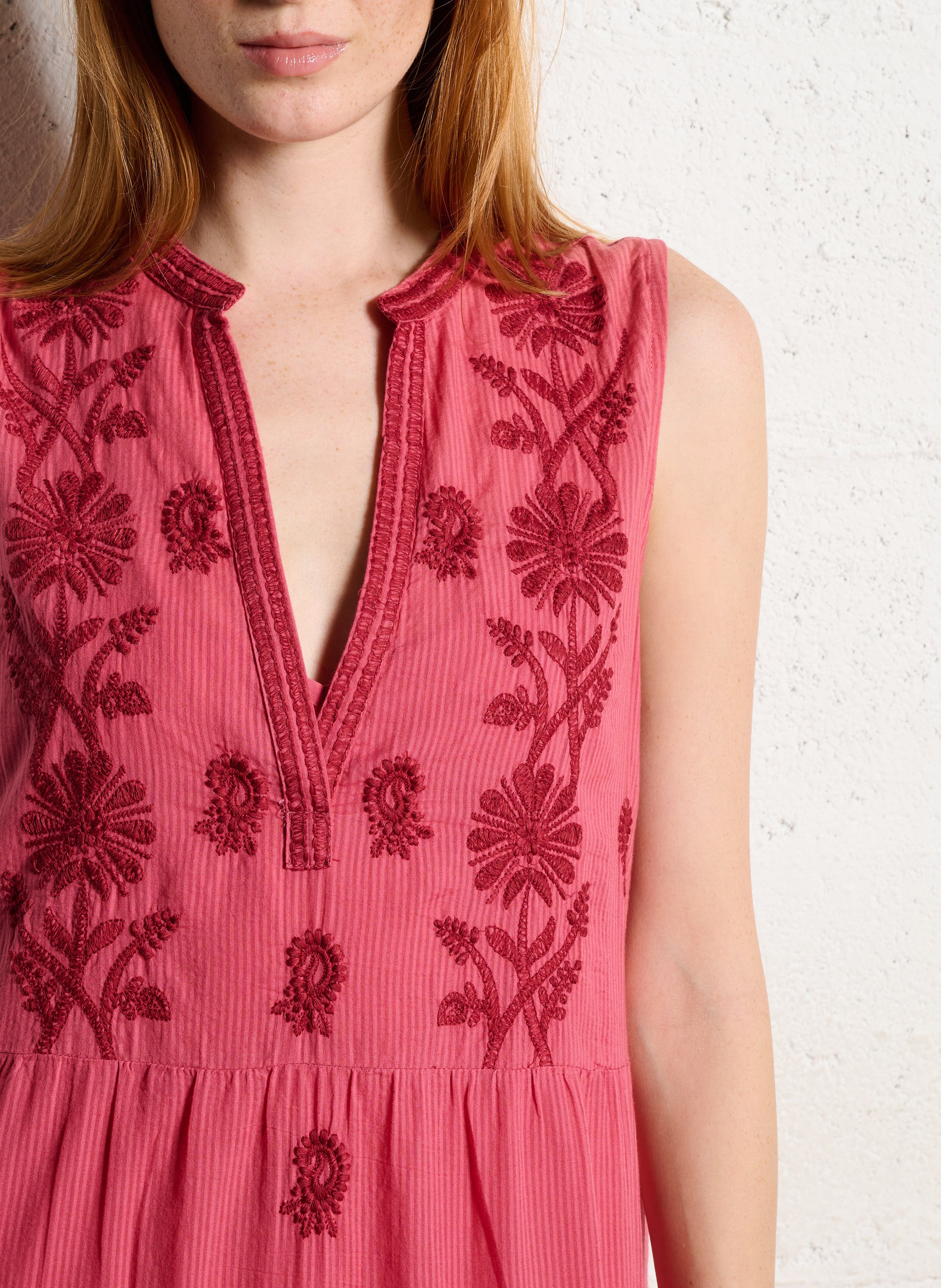 Ärmelloses langes gestreiftes Kleid mit Stickereien MAISON HOTEL Rosa