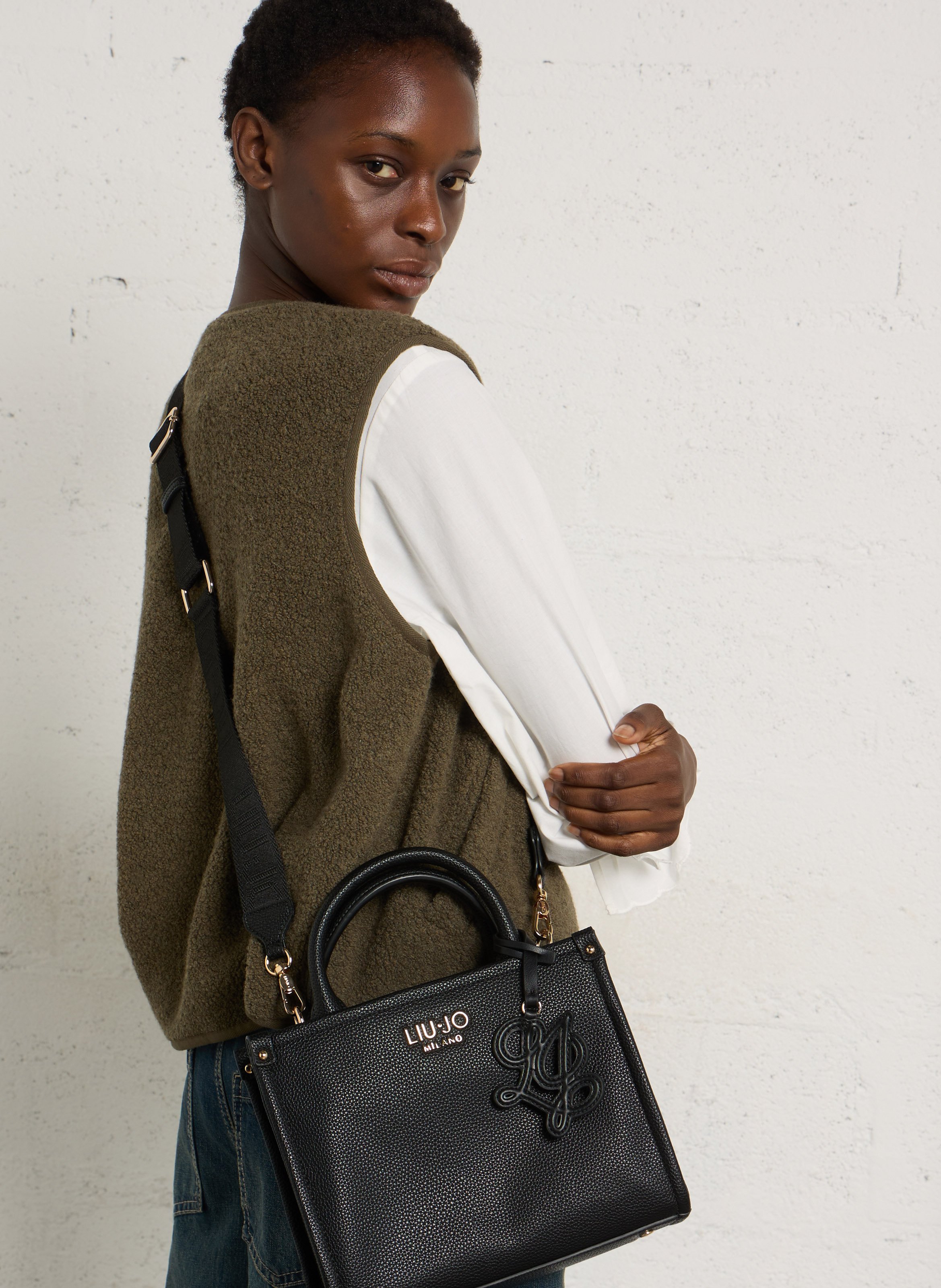 Schultertasche in einfarbig genarbtem Design LIU JO Schwarz