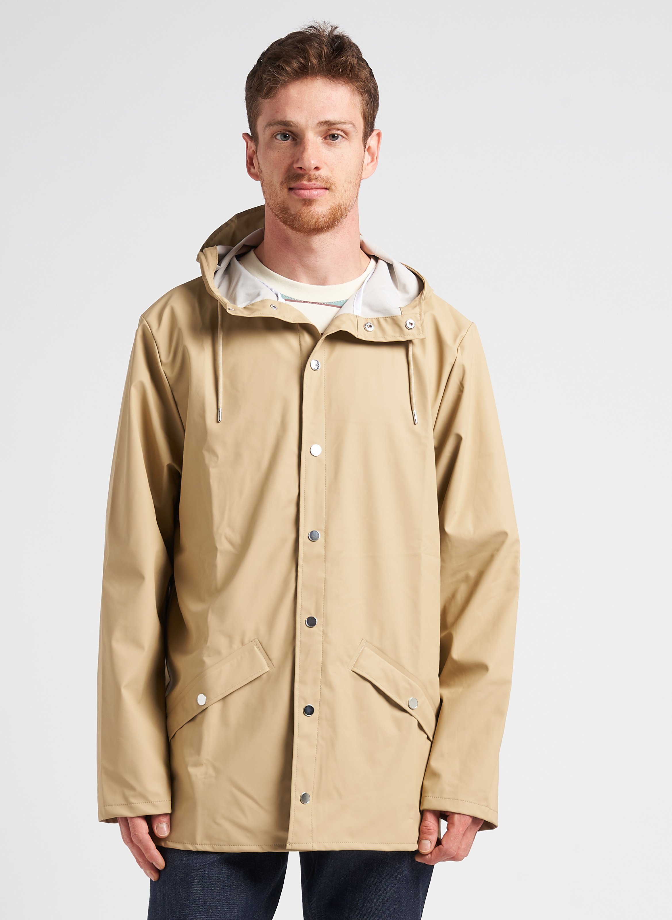 Cortavientos impermeable con capucha en beige