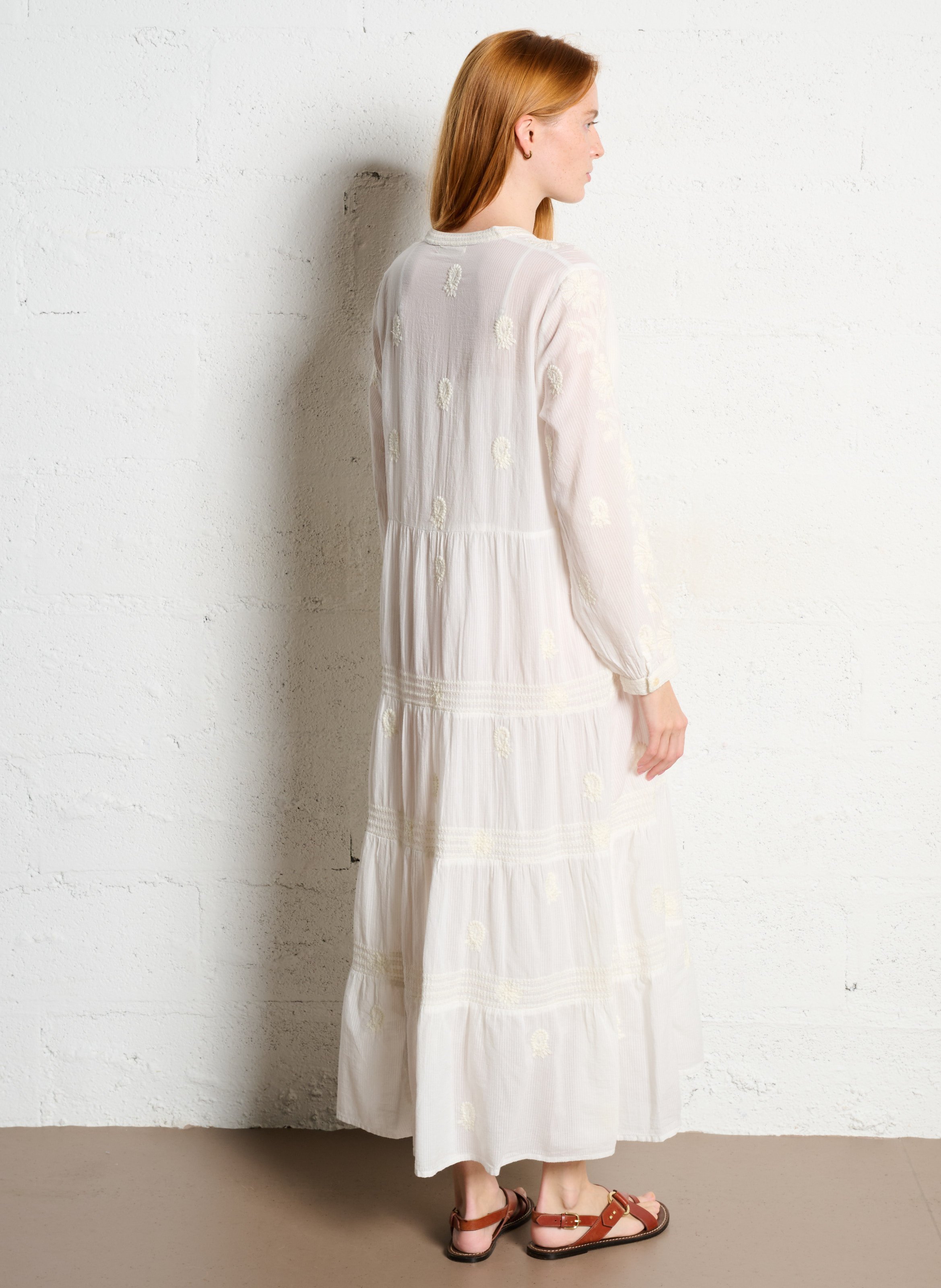 Langes Kleid mit besticktem Tunika-Kragen MAISON HOTEL Weiss