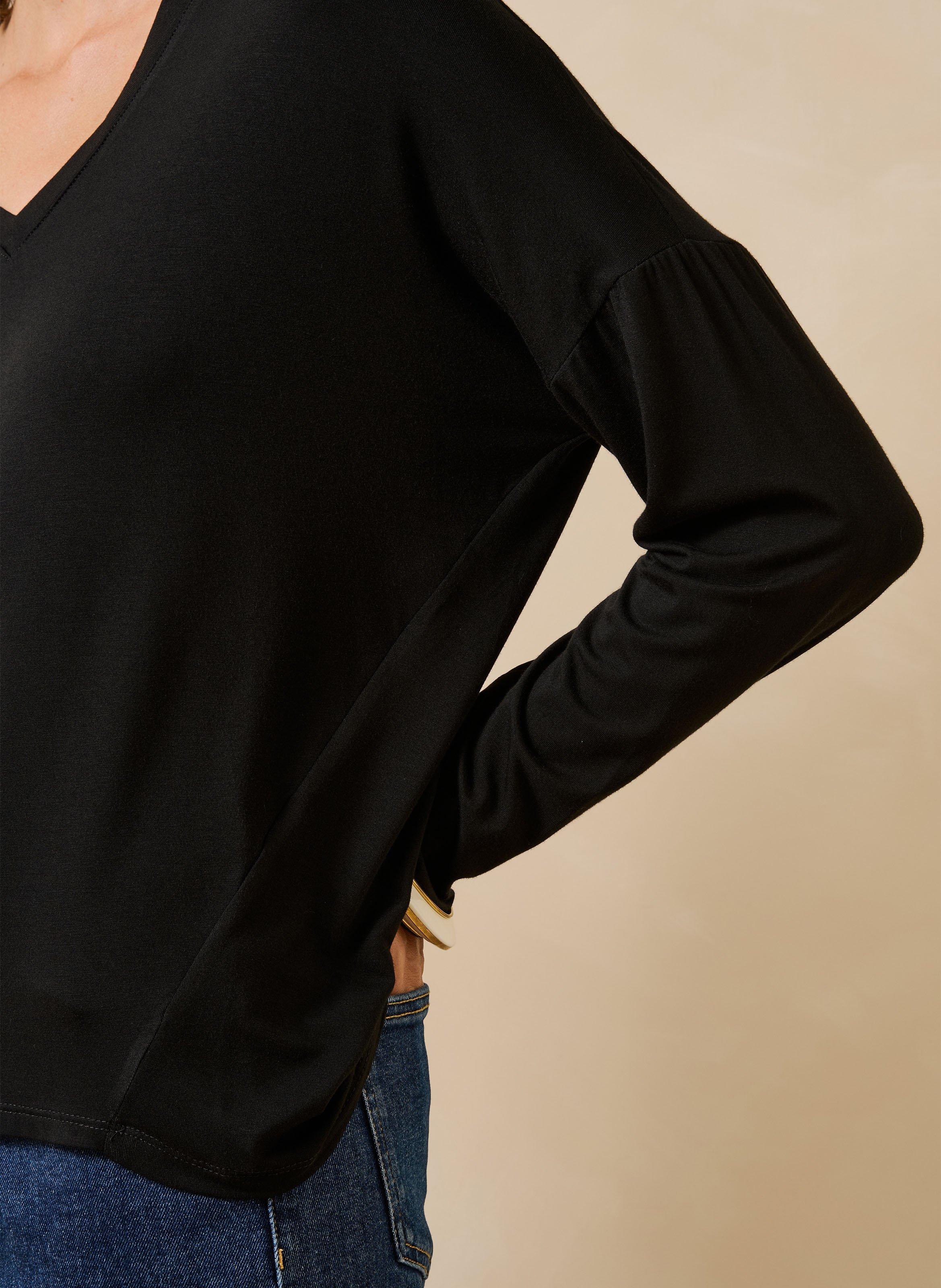 Loose V-neck solid color t-shirt LA FEE MARABOUTEE Black