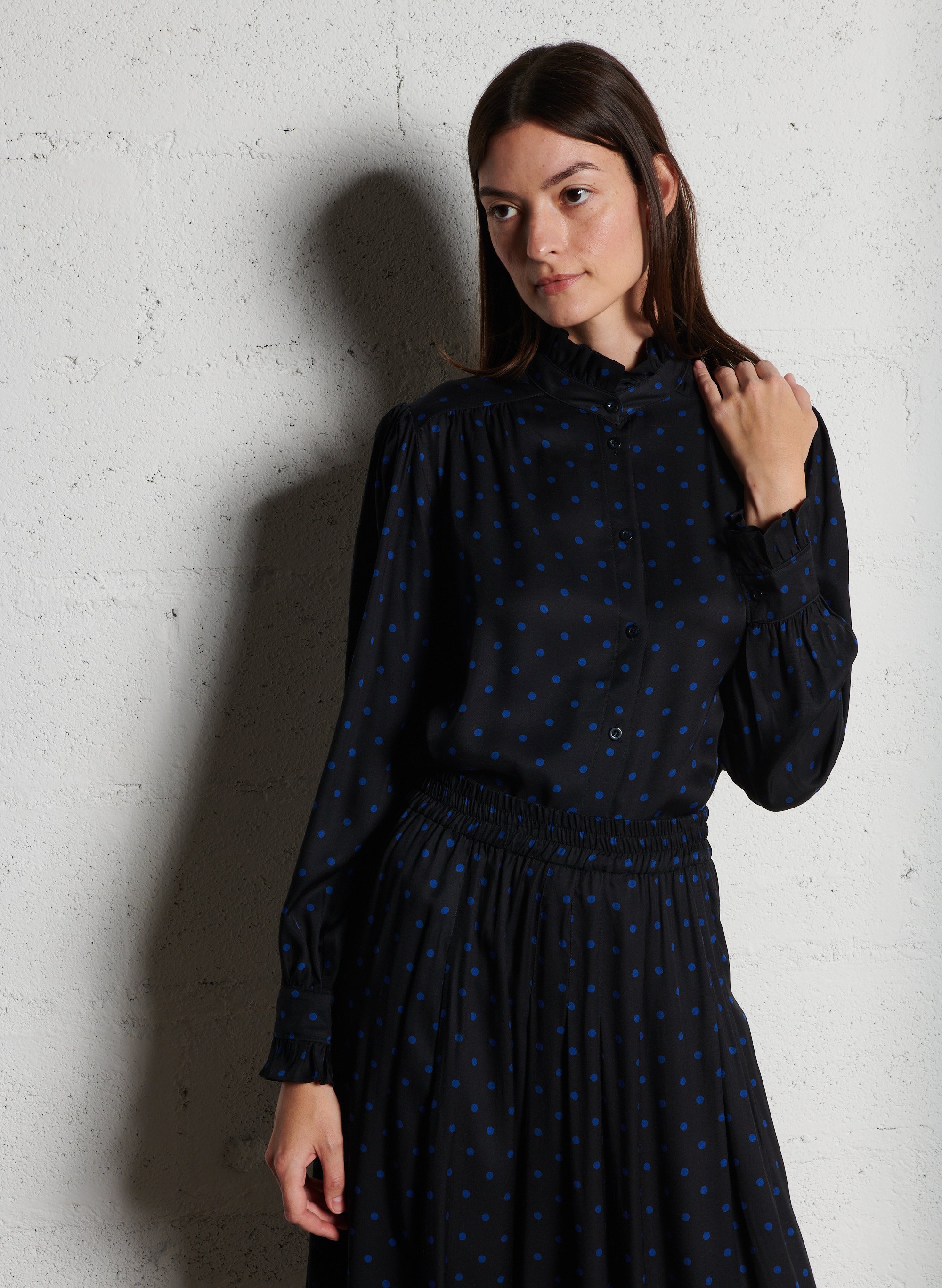 Rechte katoenen blouse met Victoriaanse kraag SUZIE WINKLE Zwart