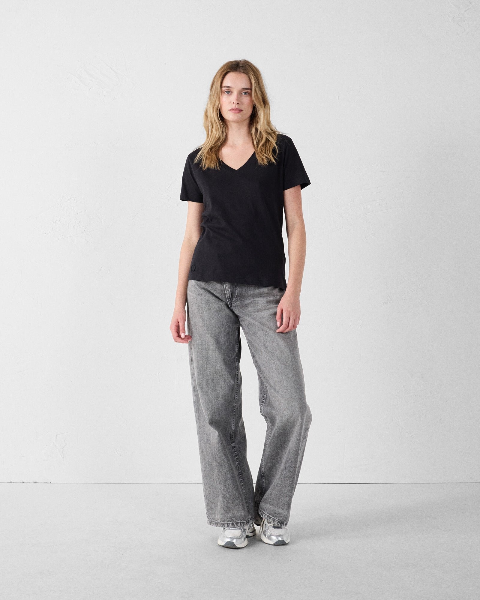 V-neck soft t-shirt JOTT Black