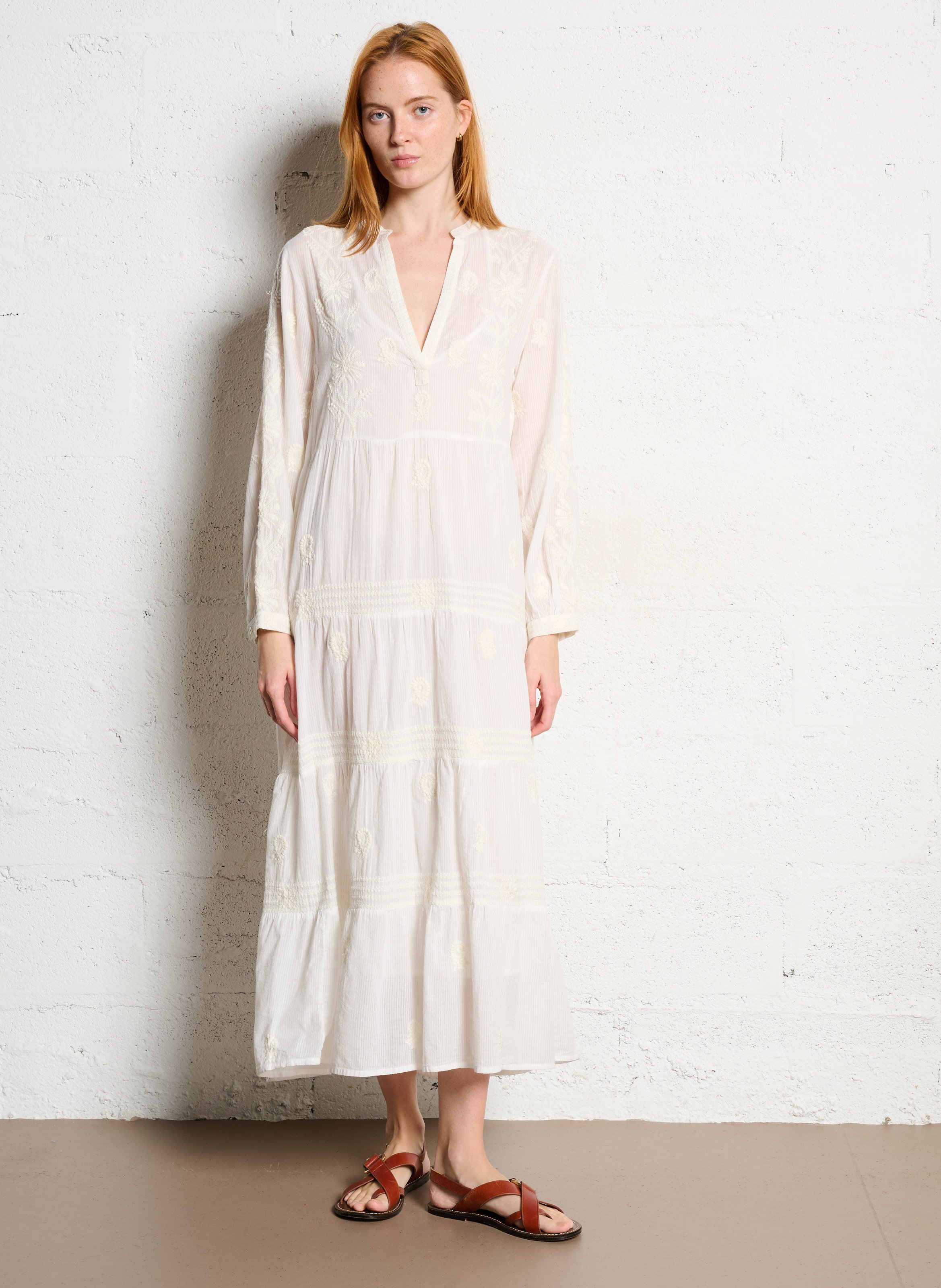 Langes Kleid mit besticktem Tunika-Kragen MAISON HOTEL Weiss