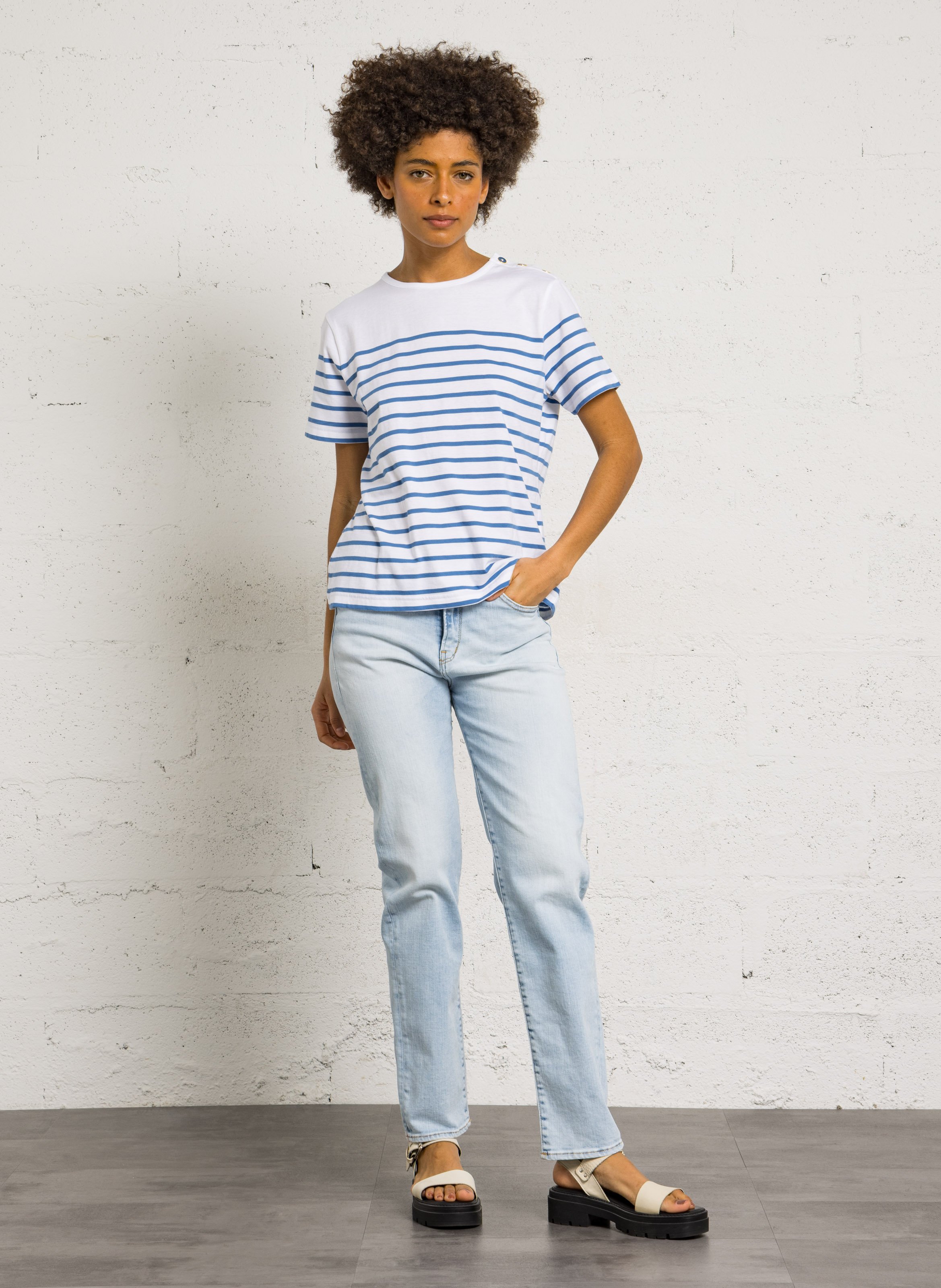 - Rechte jeans
- 5 zakken
- Recht model
- Verwassen effect LE TEMPS DES CERISES Blauw