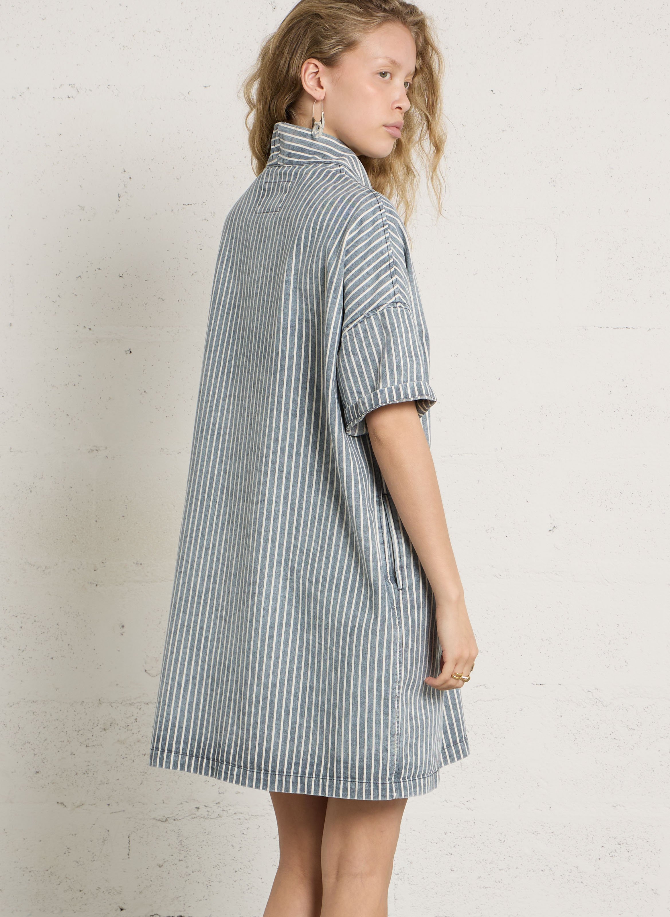 Kurzes V-Ausschnitt Oversize-Kleid aus gestreifter Baumwolle BELLEROSE Blau