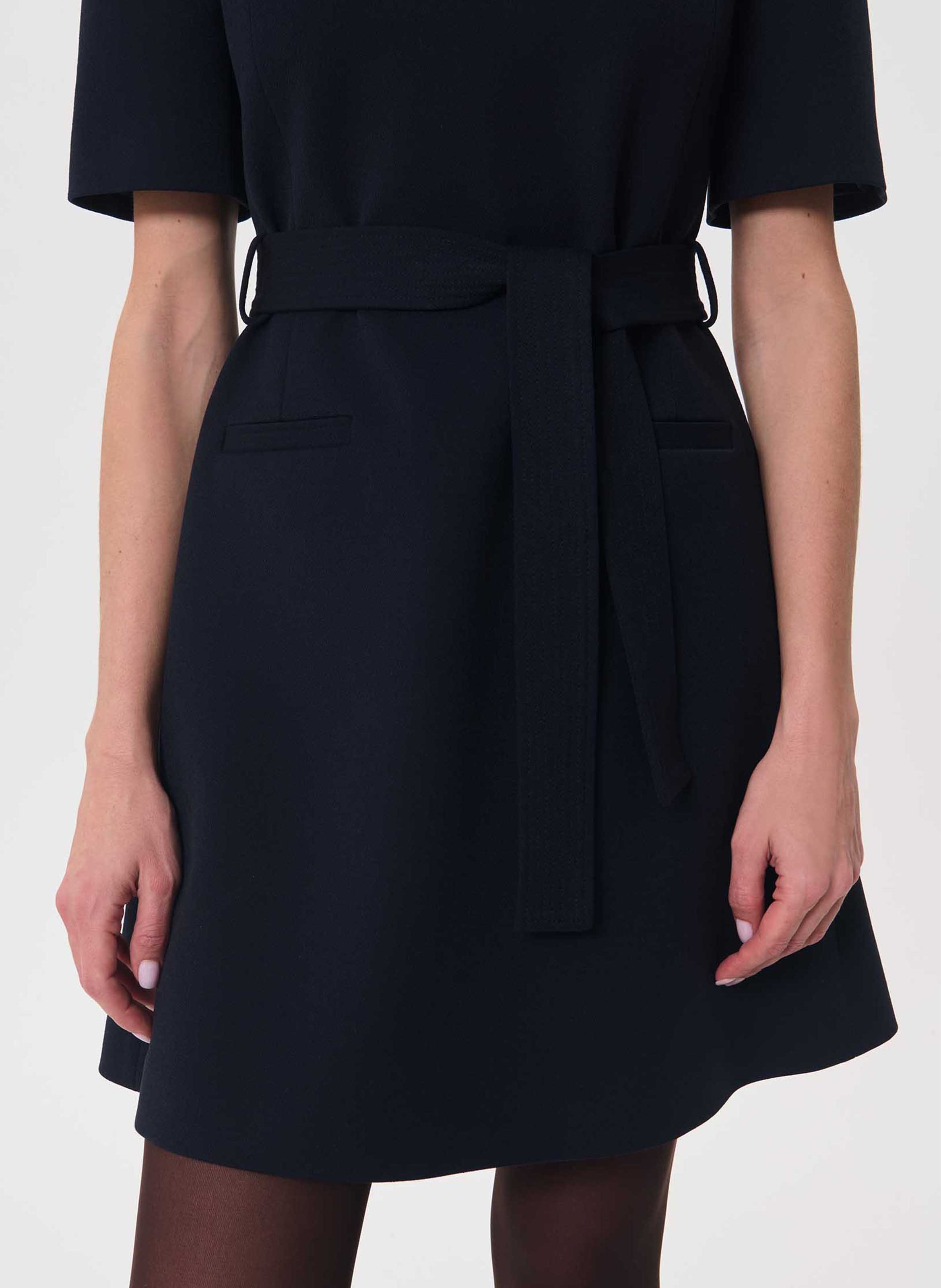Kurzes einfarbiges tailliertes Kleid TARA JARMON Blau