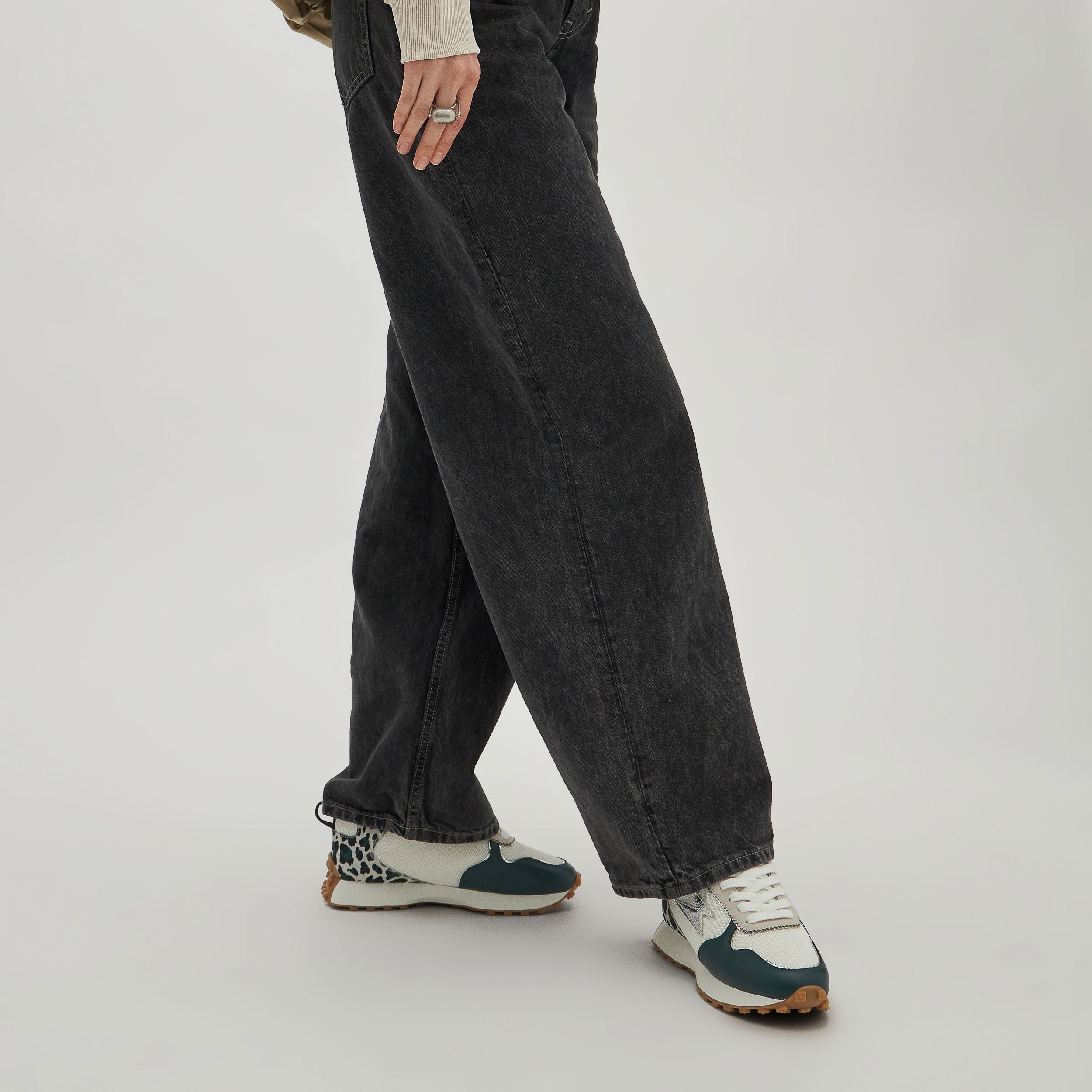 Contrasting leather-effect low-top sneakers VANESSA WU Green