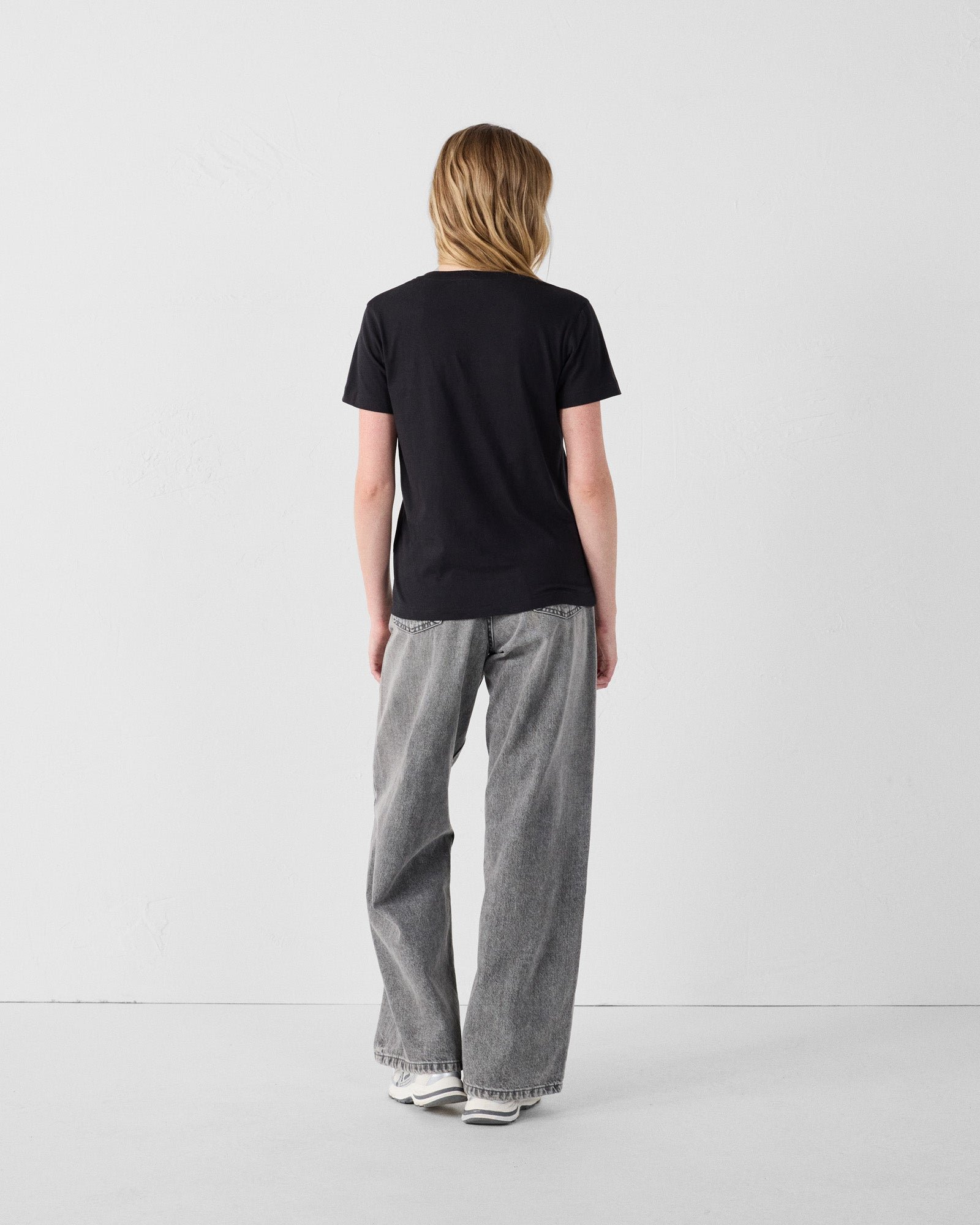 V-neck soft t-shirt JOTT Black