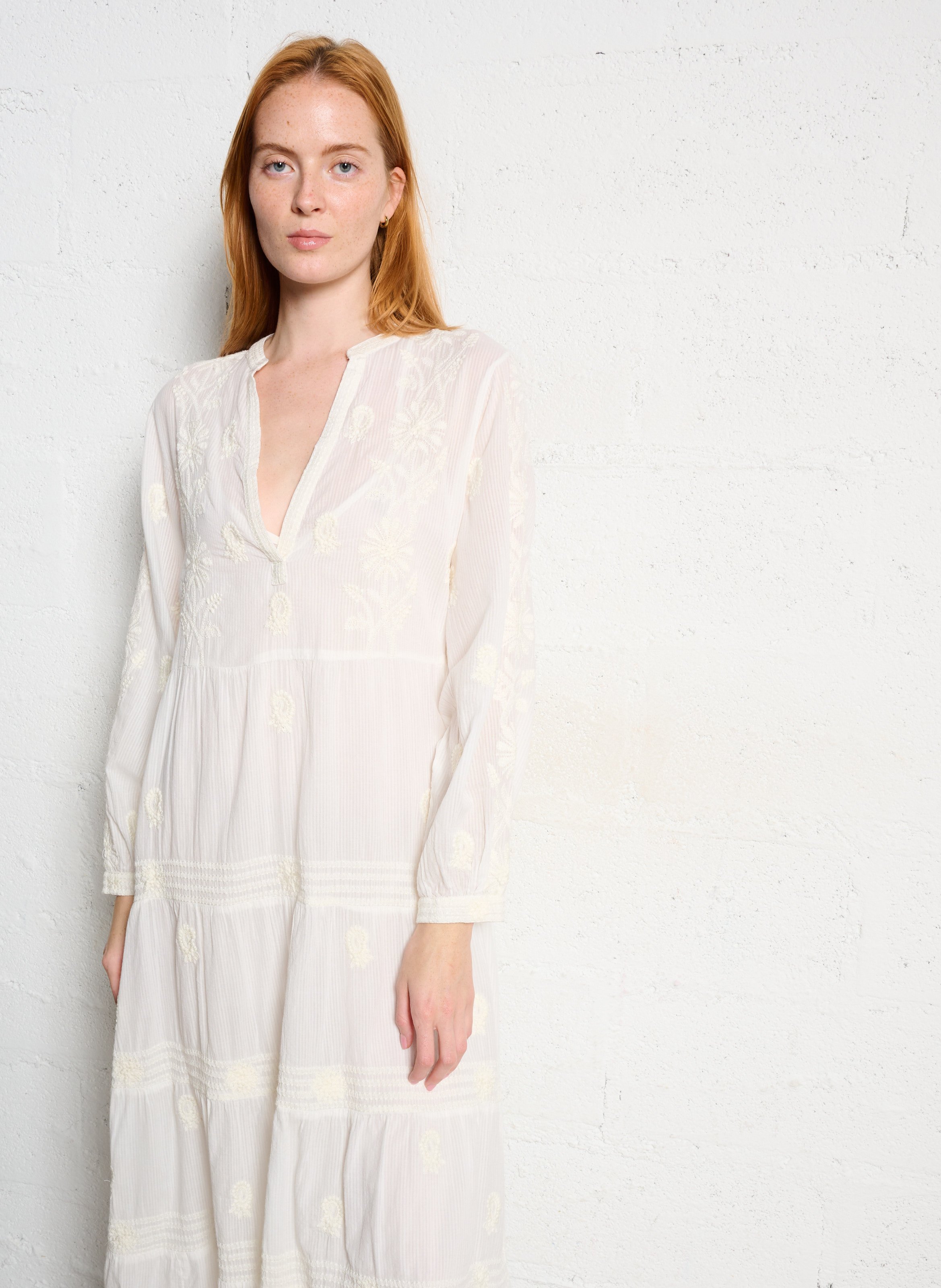 Langes Kleid mit besticktem Tunika-Kragen MAISON HOTEL Weiss