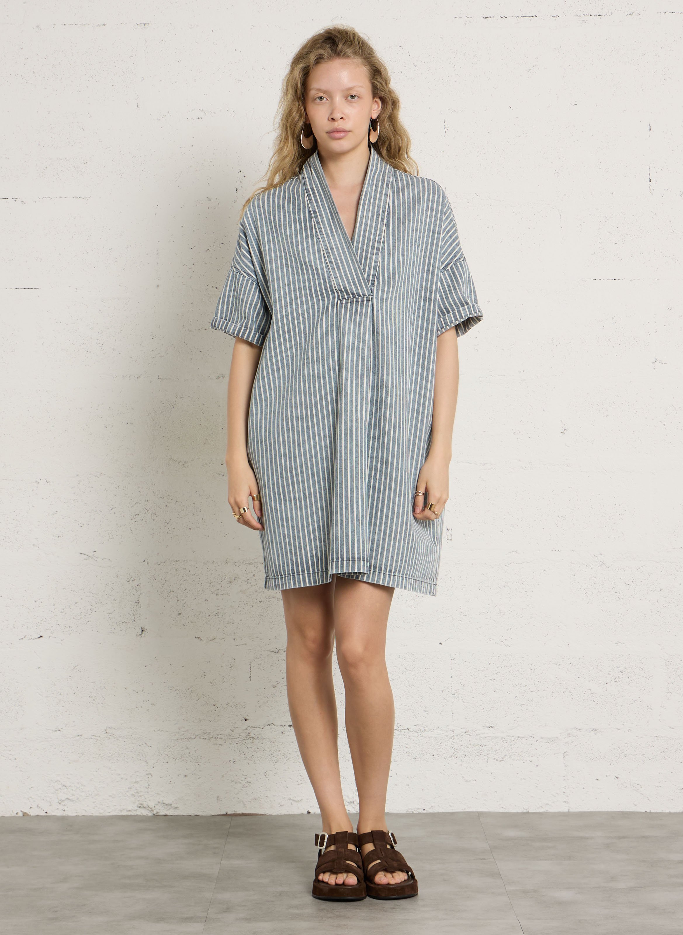 Kurzes V-Ausschnitt Oversize-Kleid aus gestreifter Baumwolle BELLEROSE Blau