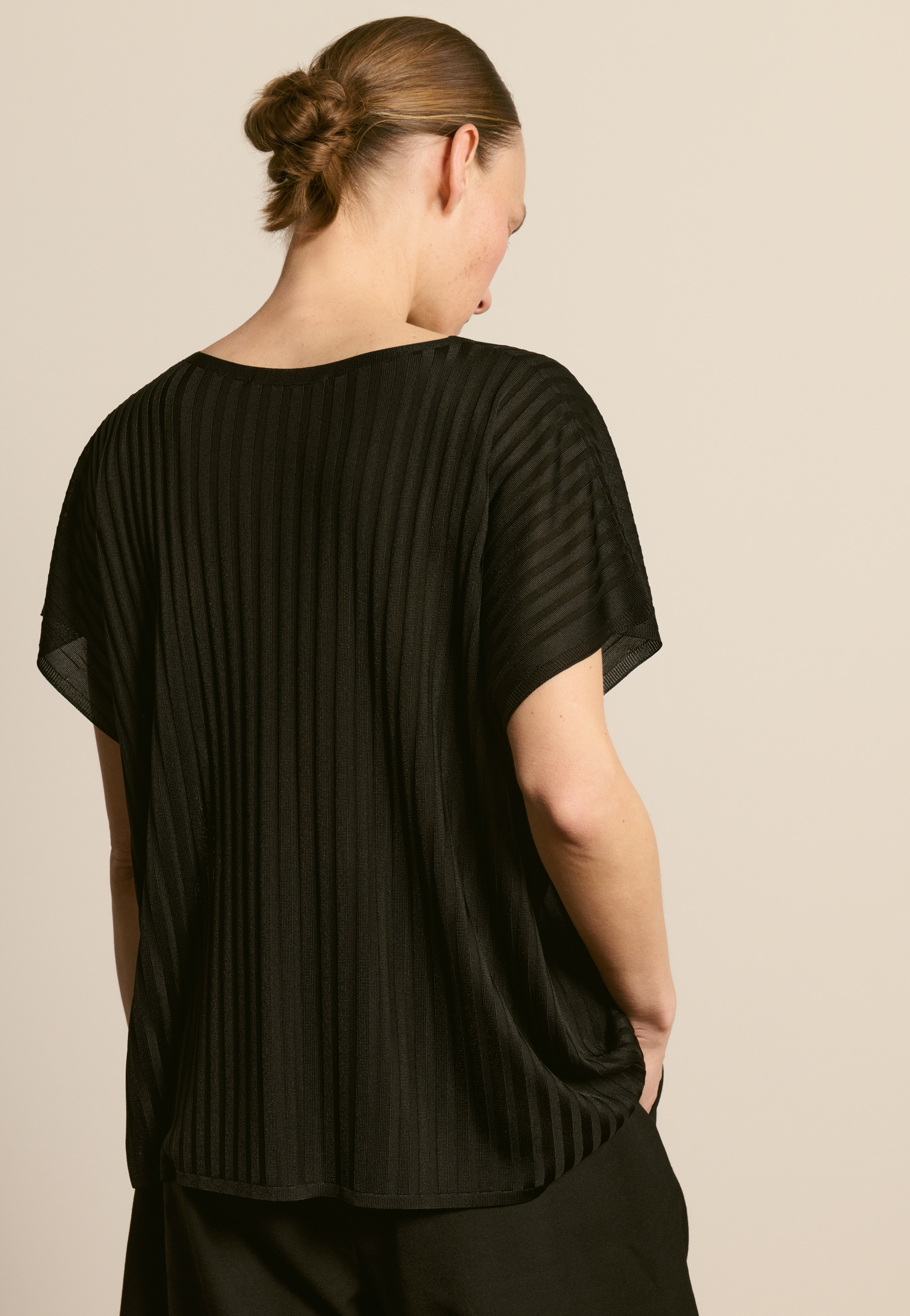 V-neck T-shirt in light yarn Black