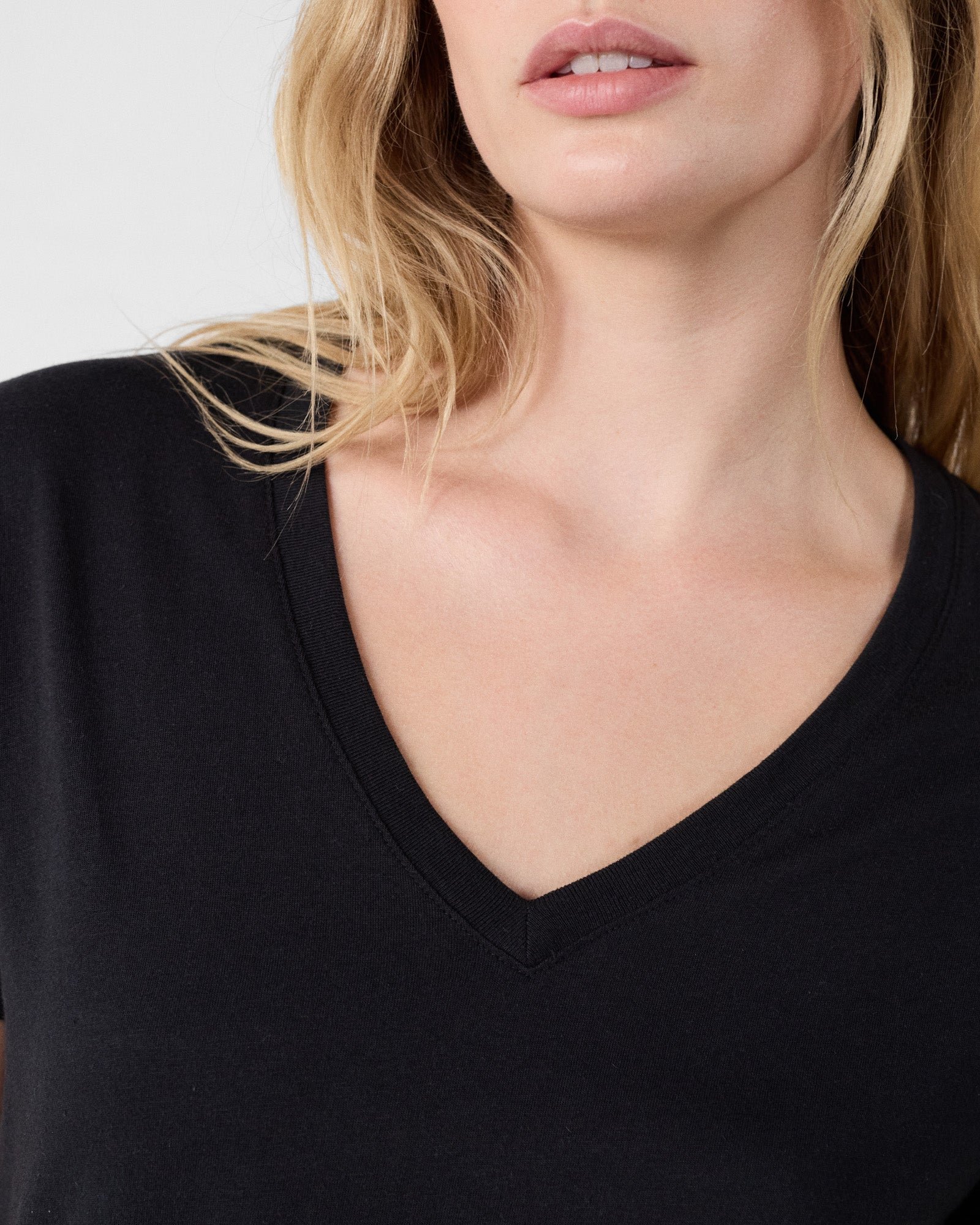 V-neck soft t-shirt JOTT Black