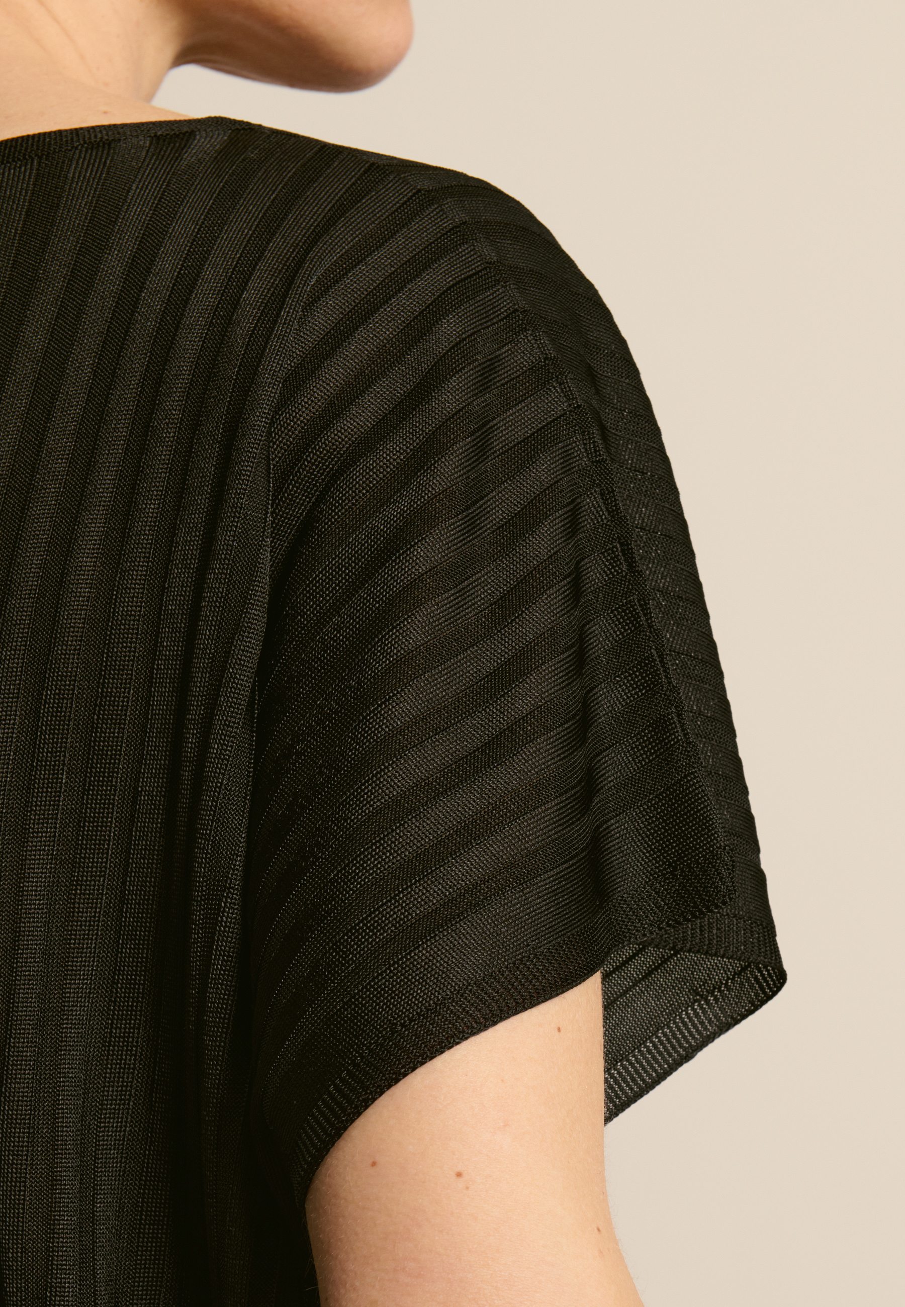 V-neck T-shirt in light yarn Black