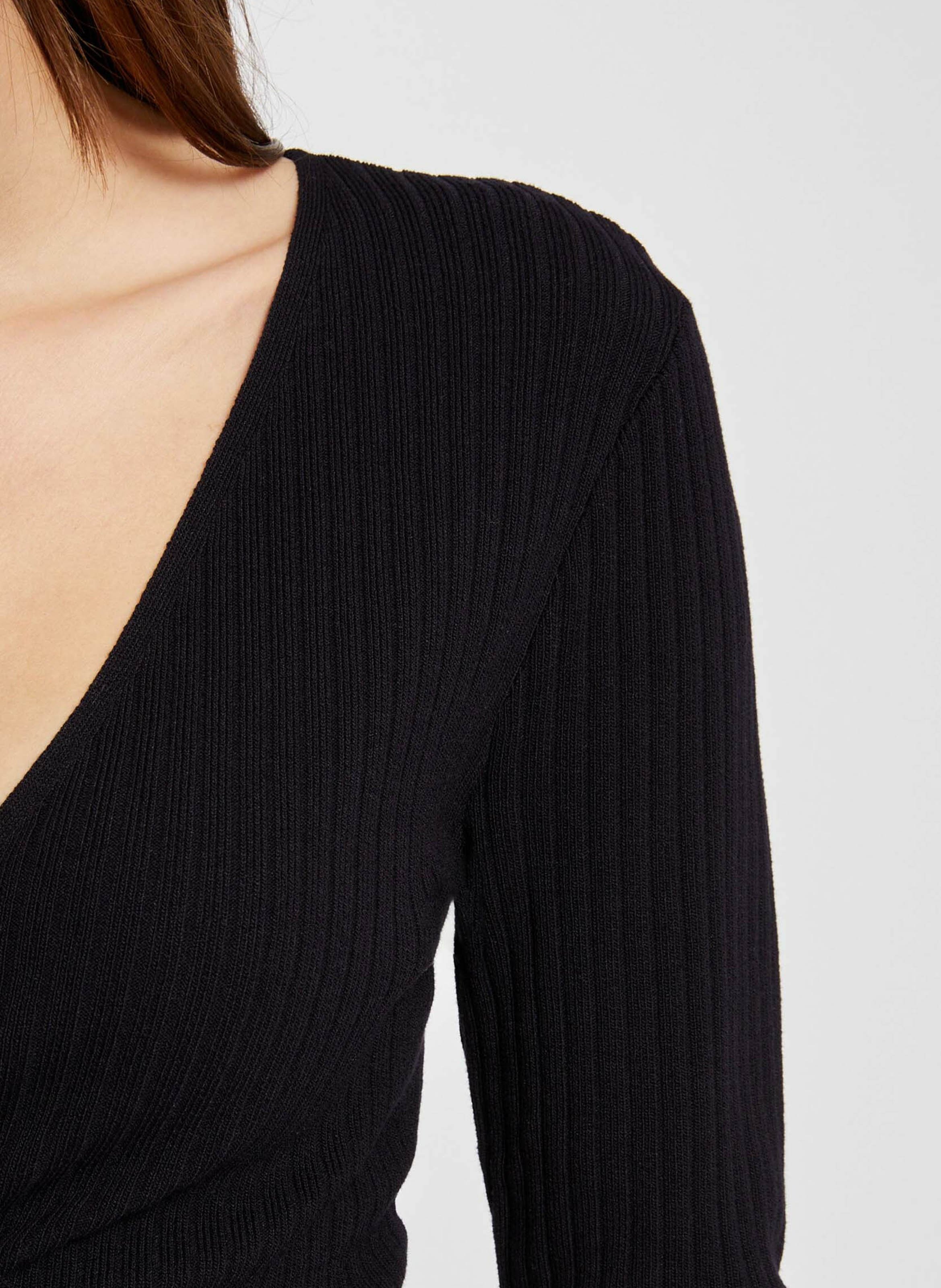 Figurbetonter Strickpullover mit Wickelkragen MORGAN Blau