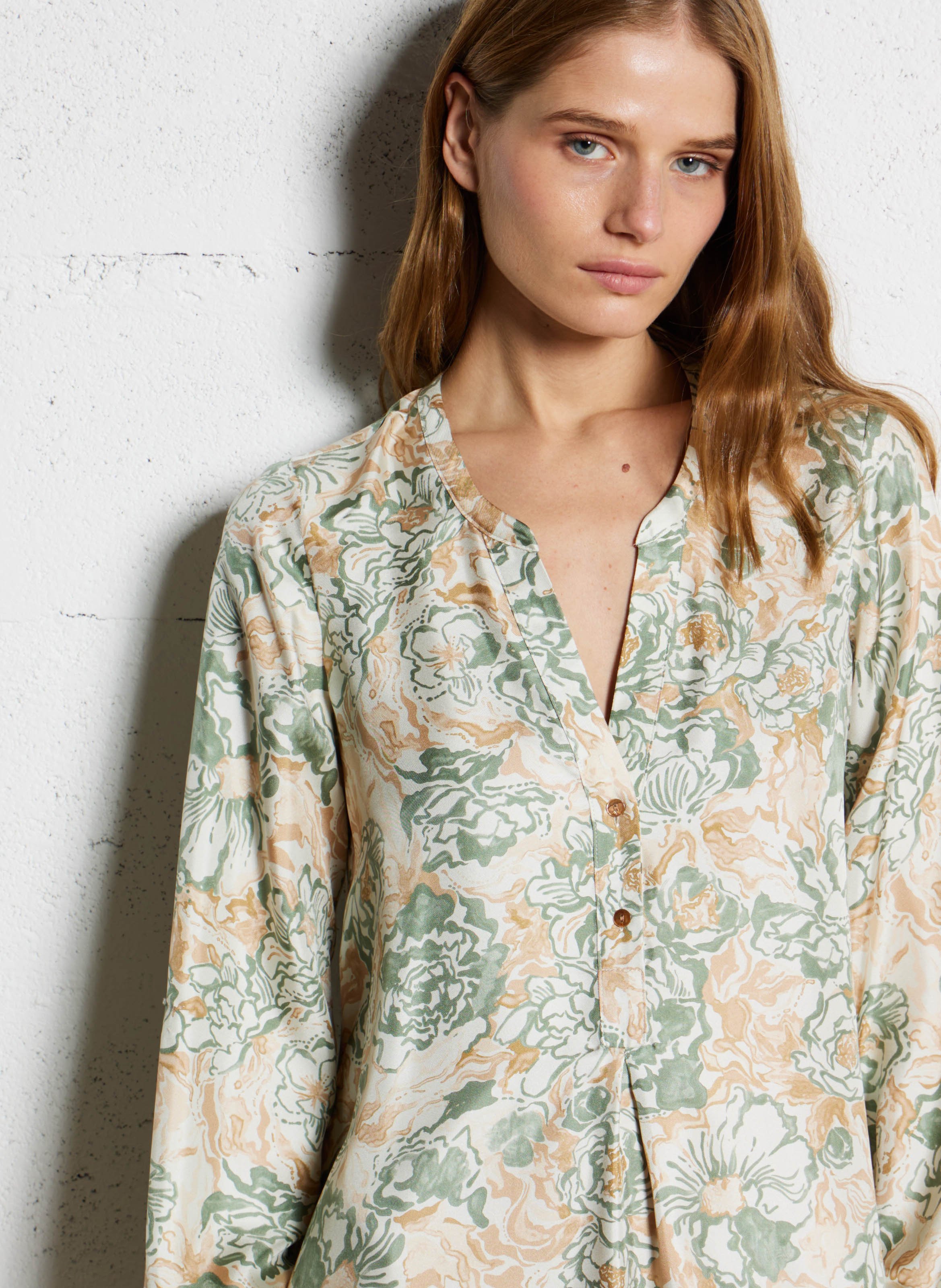 Langes Seidenkleid mit Druck Mehrfarbig