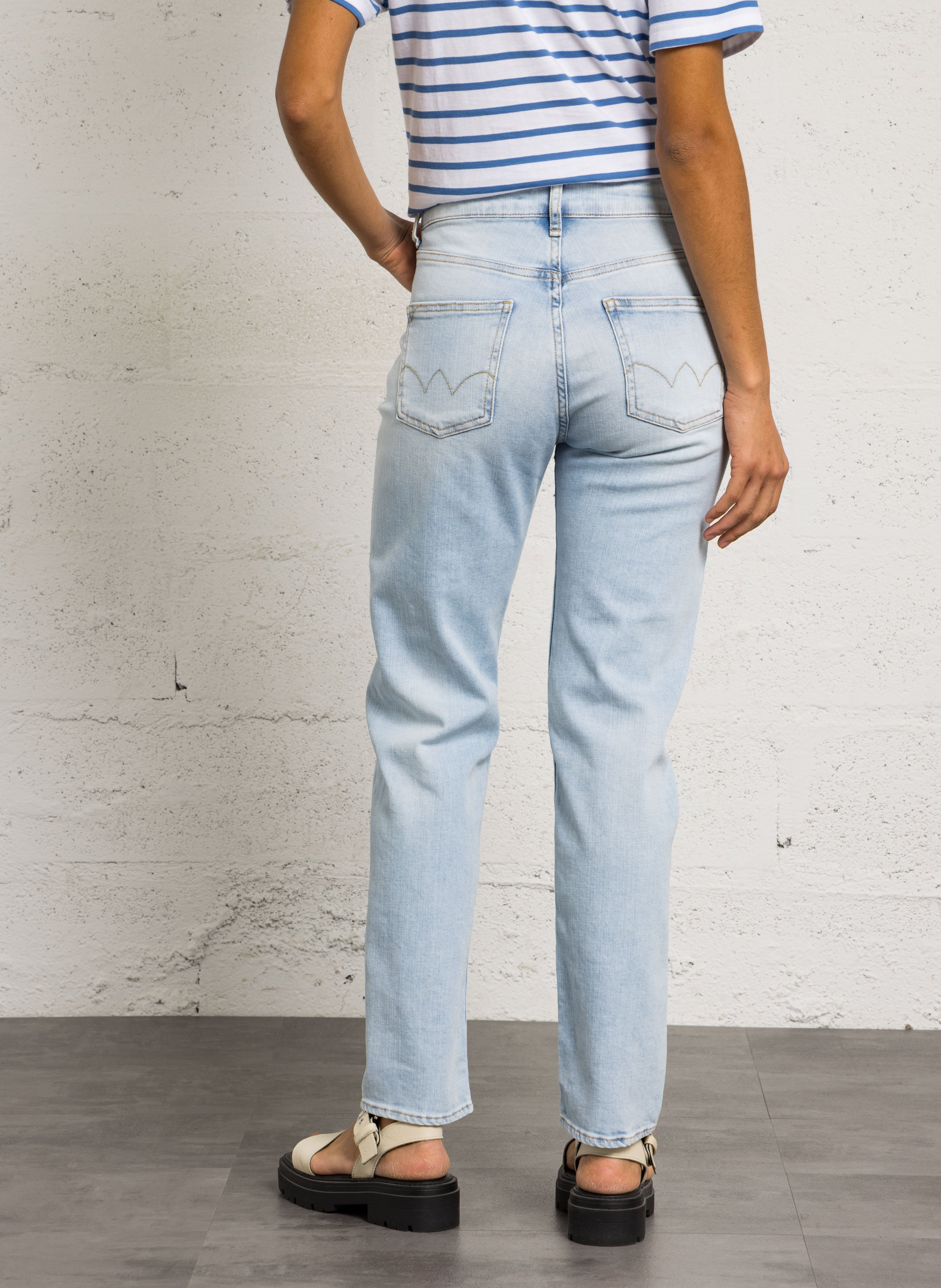 - Rechte jeans
- 5 zakken
- Recht model
- Verwassen effect LE TEMPS DES CERISES Blauw