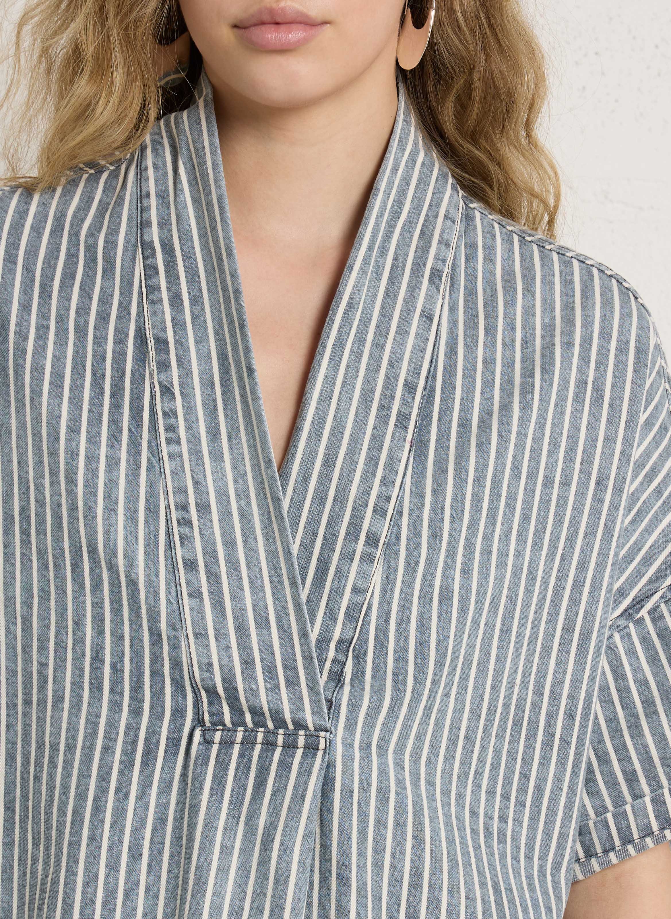 Kurzes V-Ausschnitt Oversize-Kleid aus gestreifter Baumwolle BELLEROSE Blau