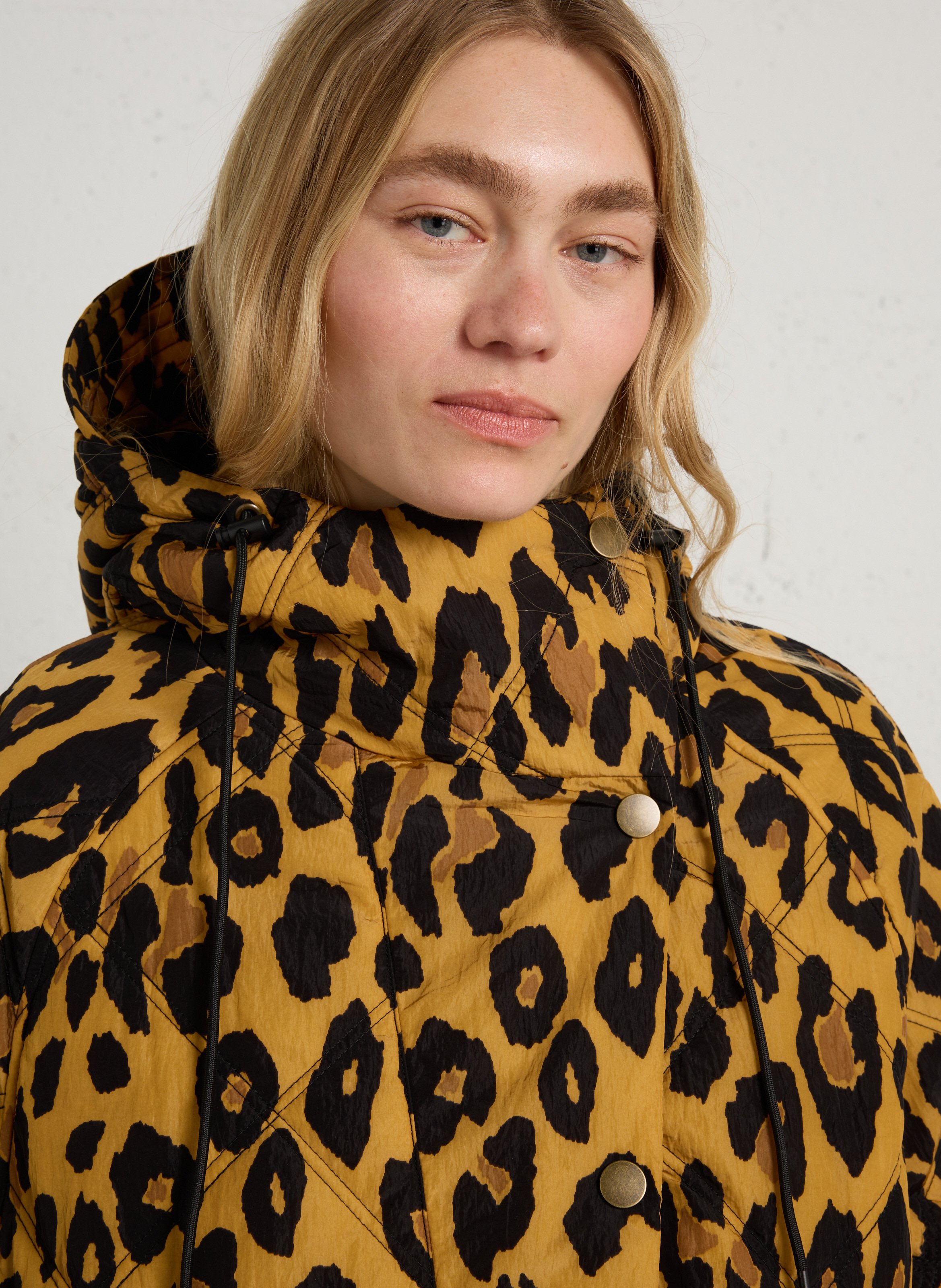 Gerade Daunenjacke mit Stehkragen und Druckmuster LEON & HARPER Beige