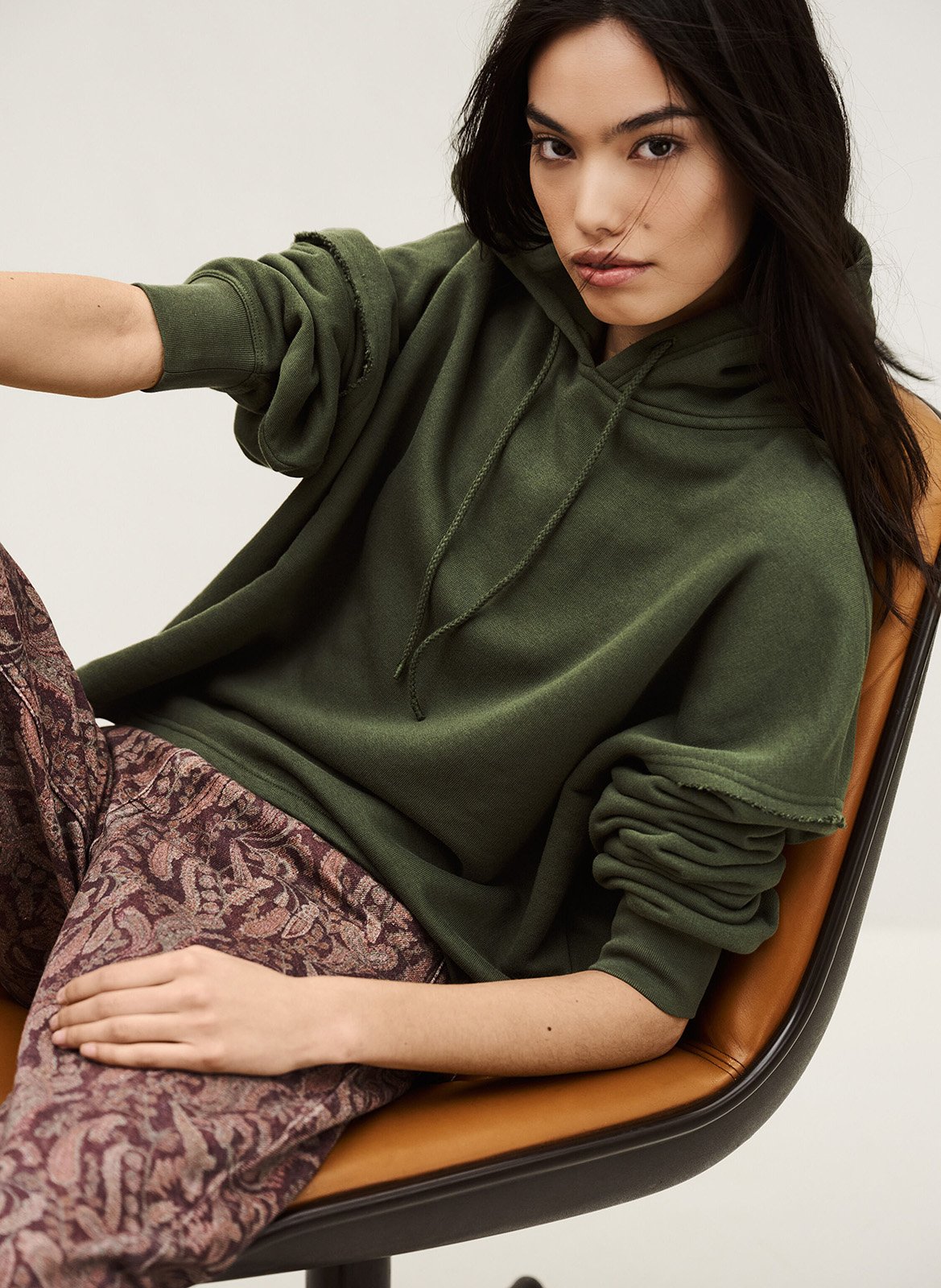 Korte hoodie met zeefdruk op de achterkant. BA&SH Kaki