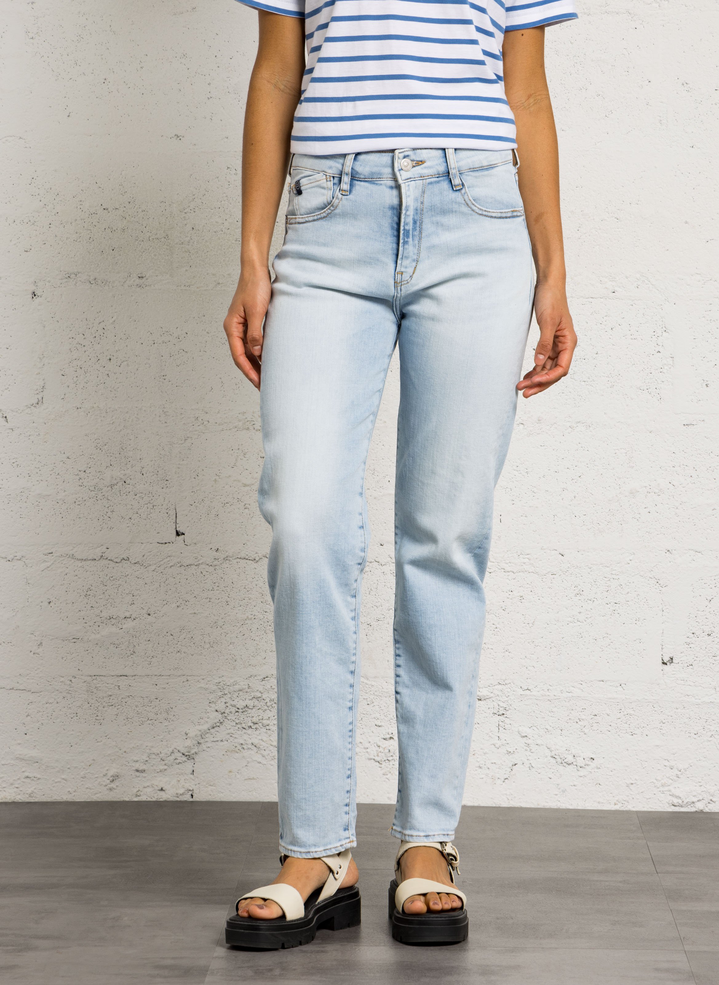 - Rechte jeans
- 5 zakken
- Recht model
- Verwassen effect LE TEMPS DES CERISES Blauw