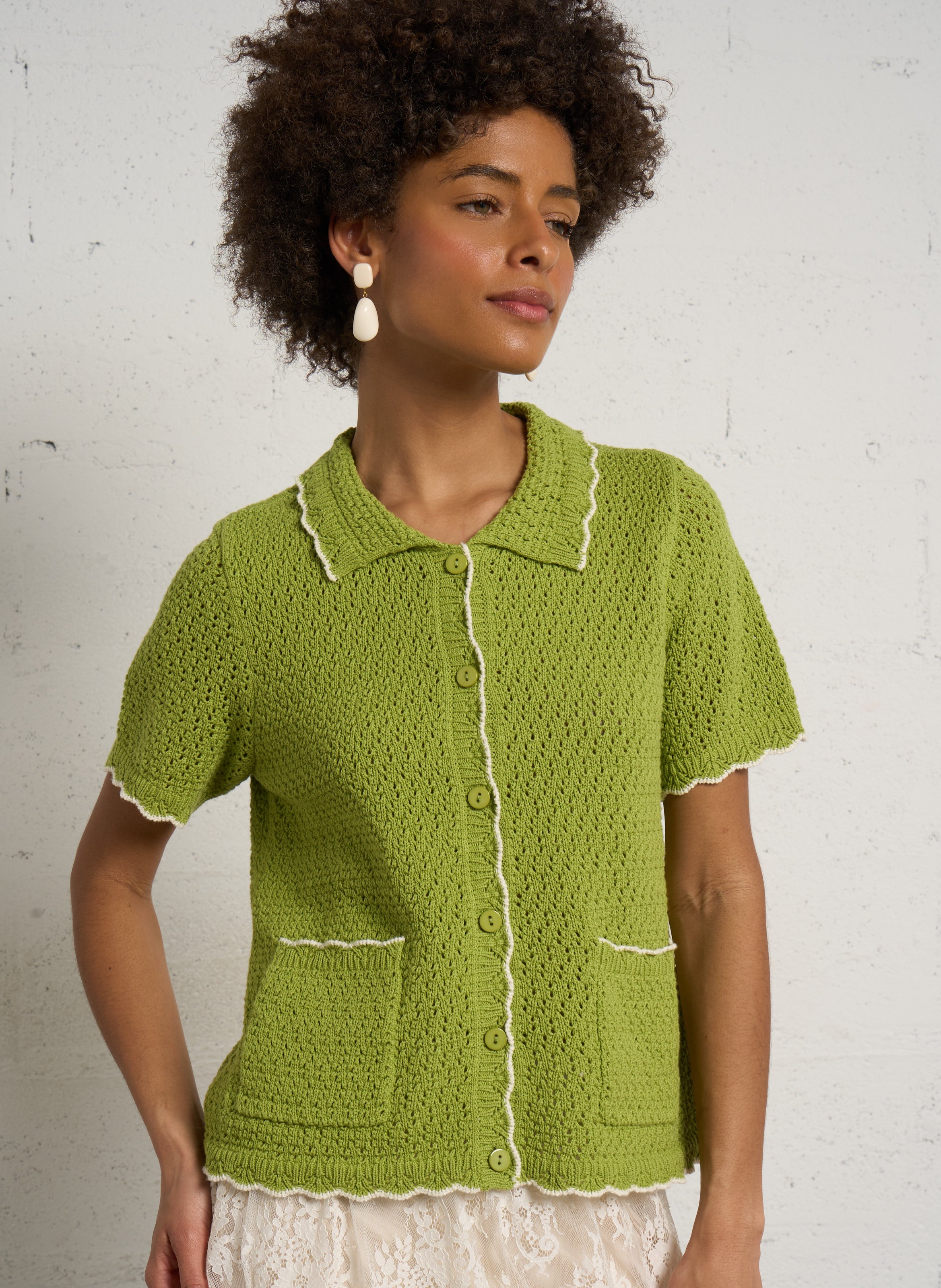 Gerade geschnittene Strickweste mit klassischem durchbrochenem Kragen aus Baumwolle. PETITE MENDIGOTE