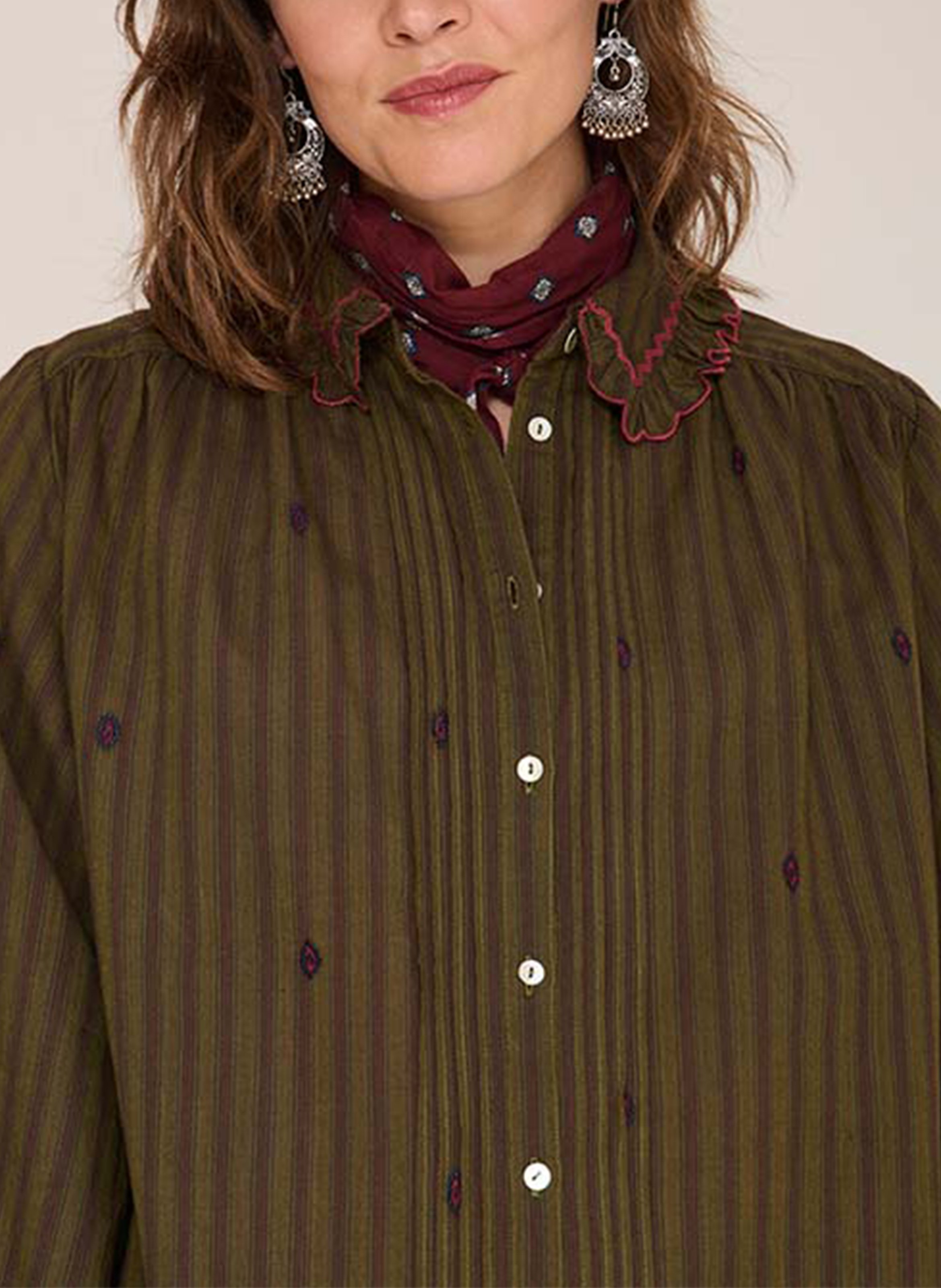 Gerade geschnittene Bluse mit klassischem Streifenmuster aus Baumwolle. MKT Khaki
