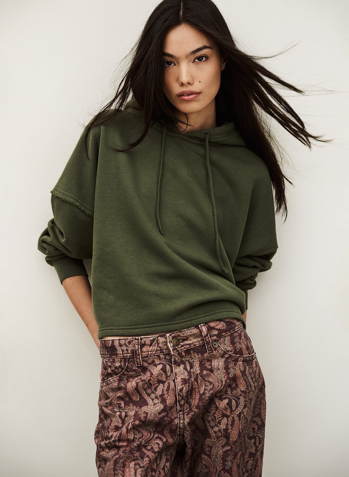 Korte hoodie met zeefdruk op de achterkant. BA&SH Kaki