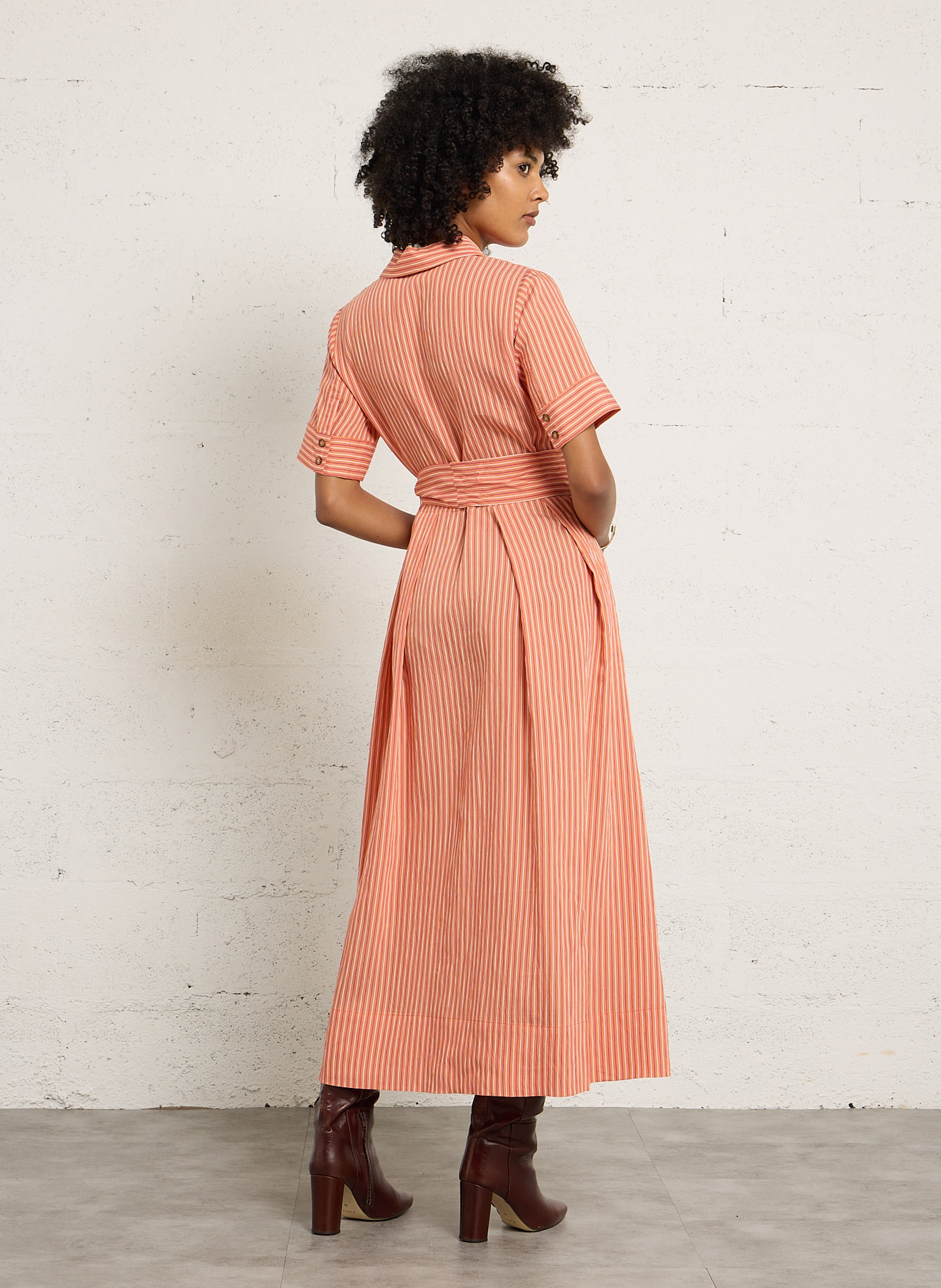 Langes gestreiftes Kleid mit Gürtel MAISON 123 Golden