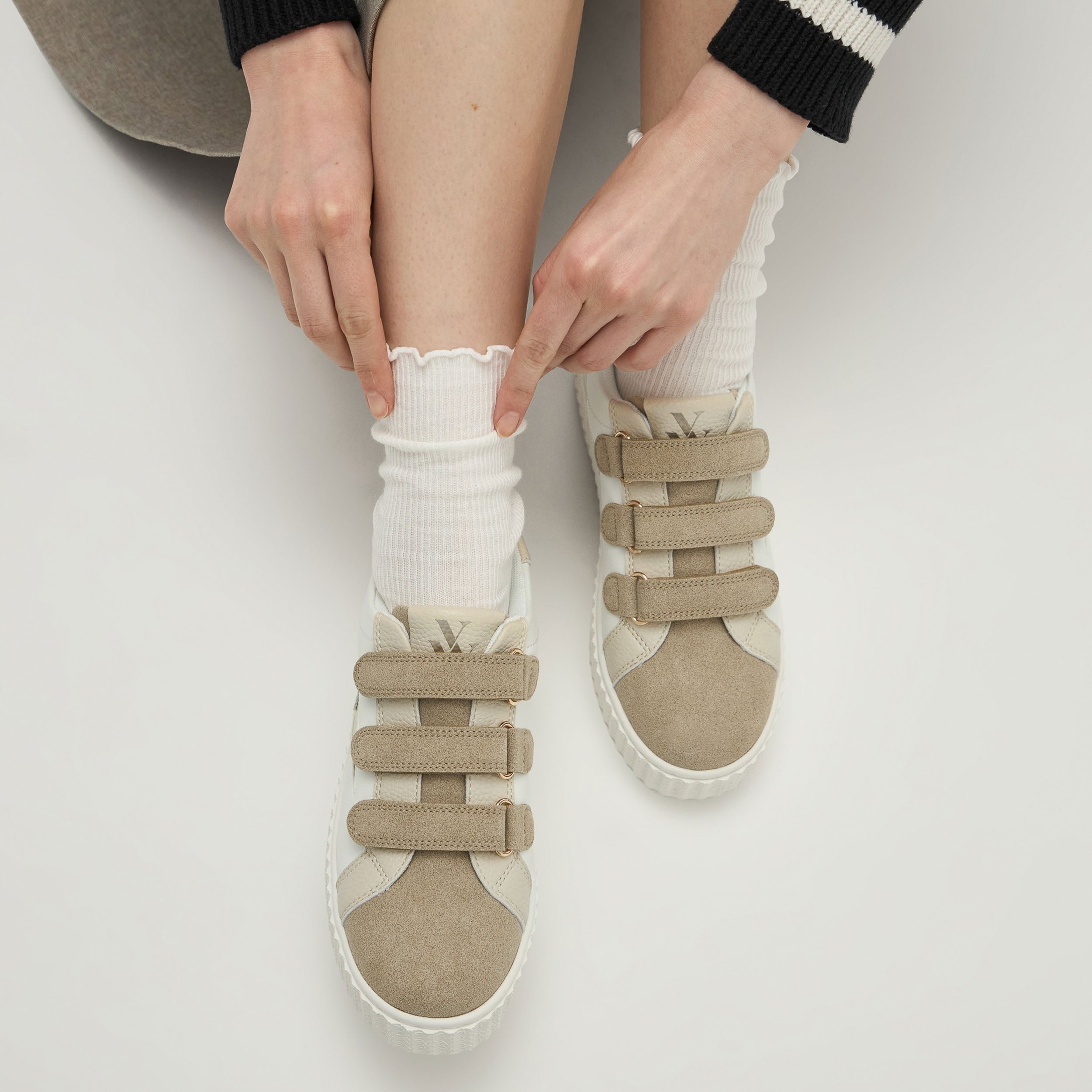 Baskets basses à scratchs VANESSA WU Beige