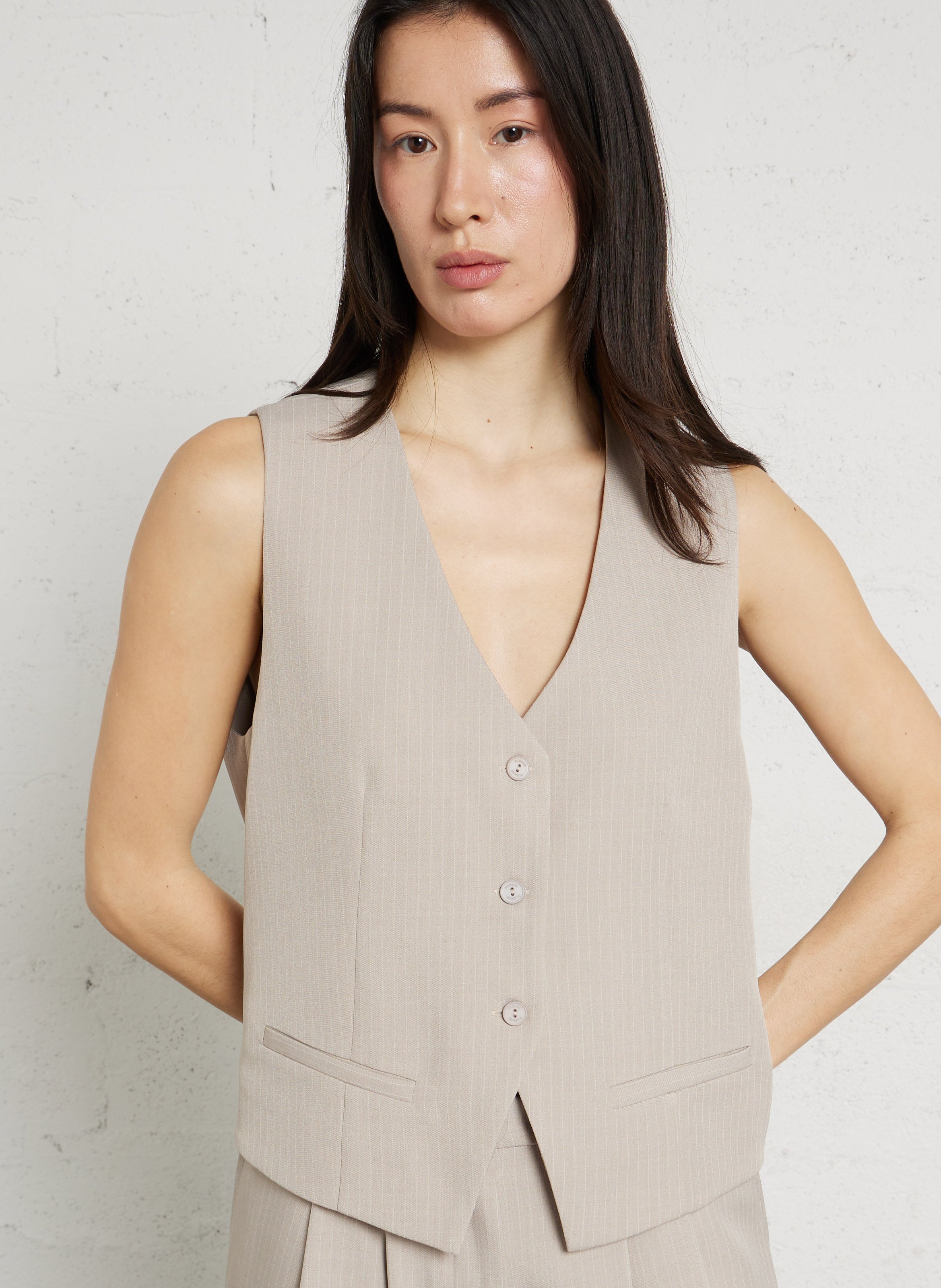 <p>Ärmellose gestreifte Blazerweste</p> PLEASE