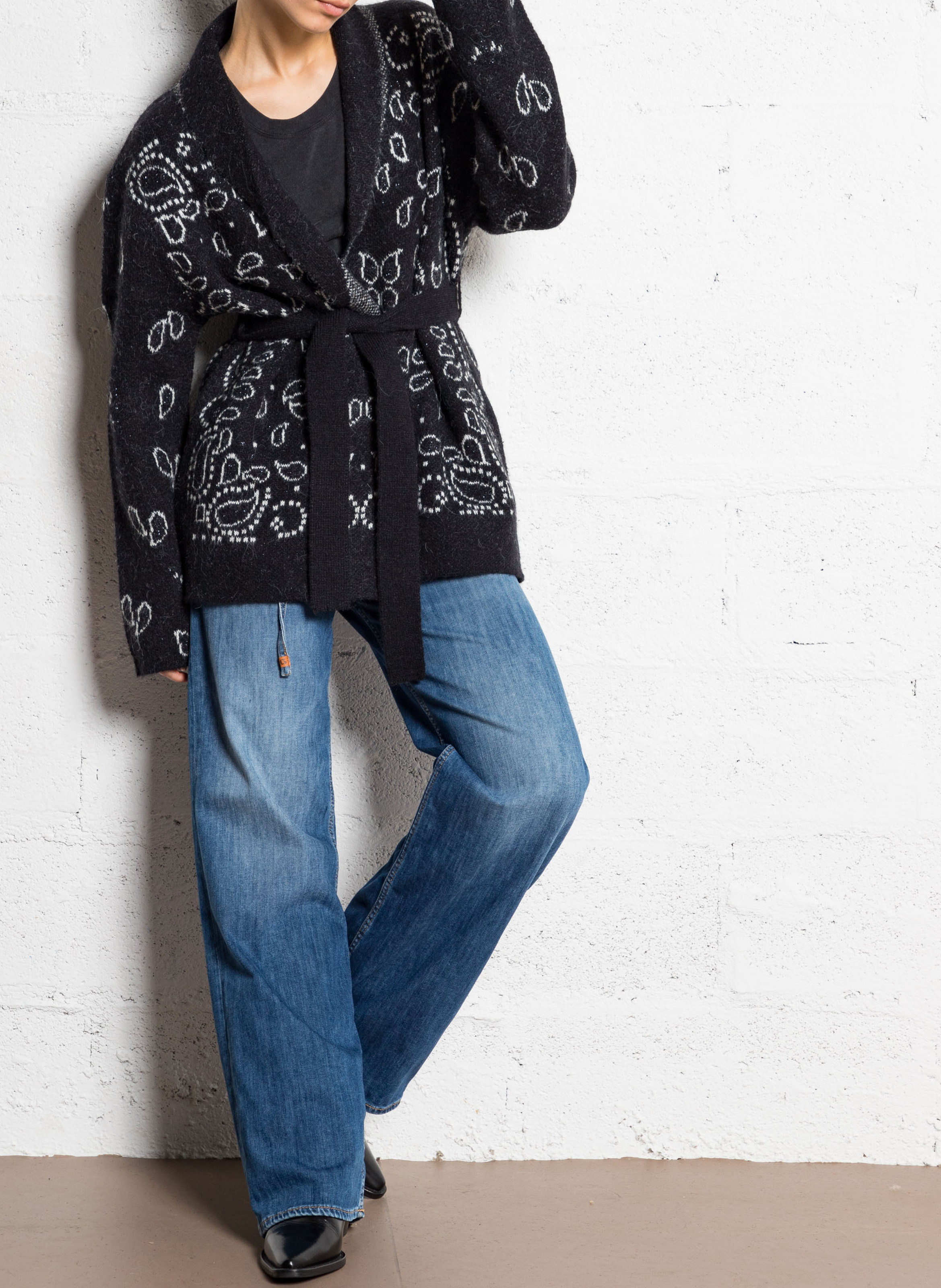 - Rechte jeans
- 5 zakken
- Recht model
- Verwassen effect LE TEMPS DES CERISES Blauw
