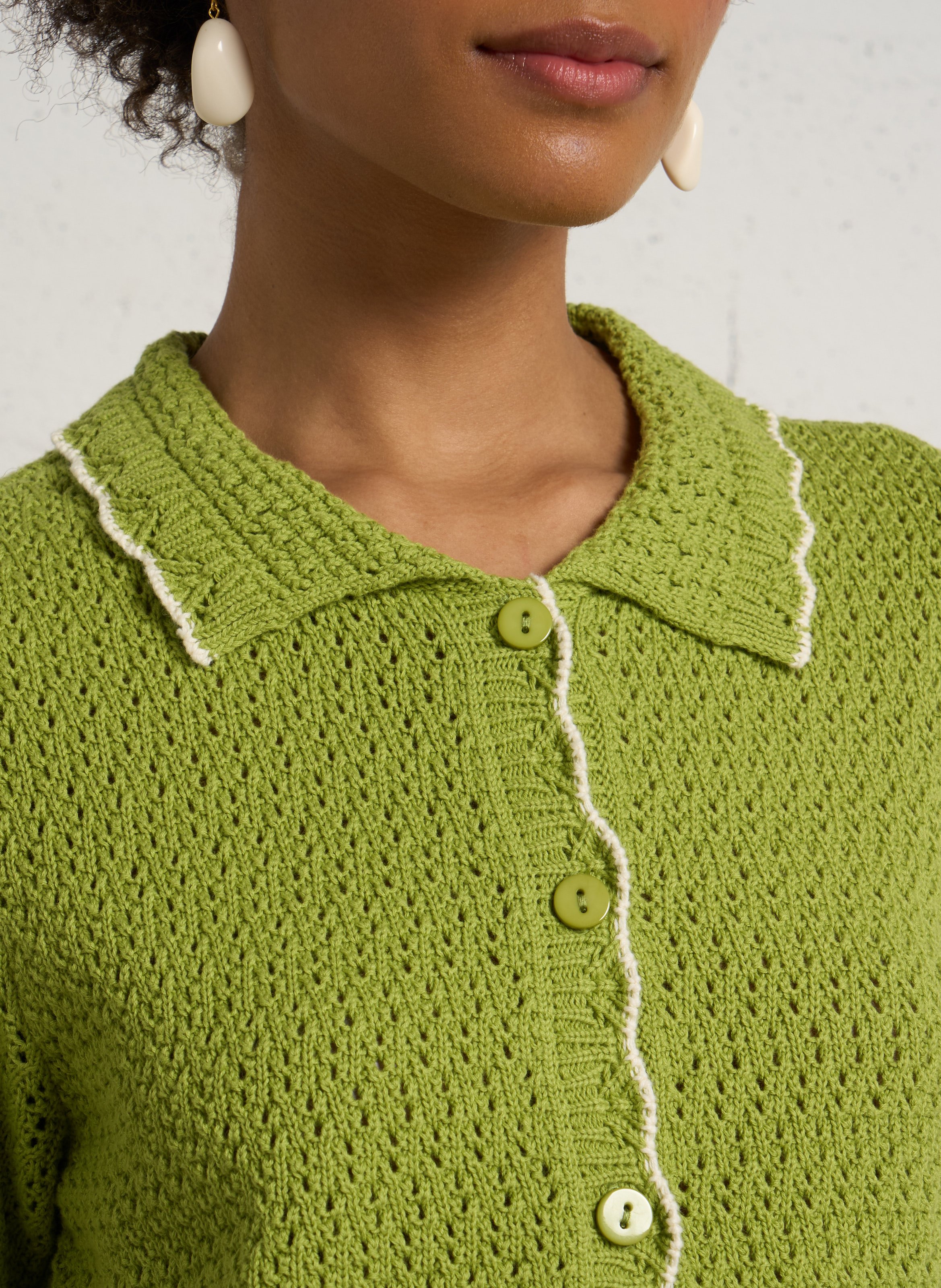 Gerade geschnittene Strickweste mit klassischem durchbrochenem Kragen aus Baumwolle. PETITE MENDIGOTE Grun