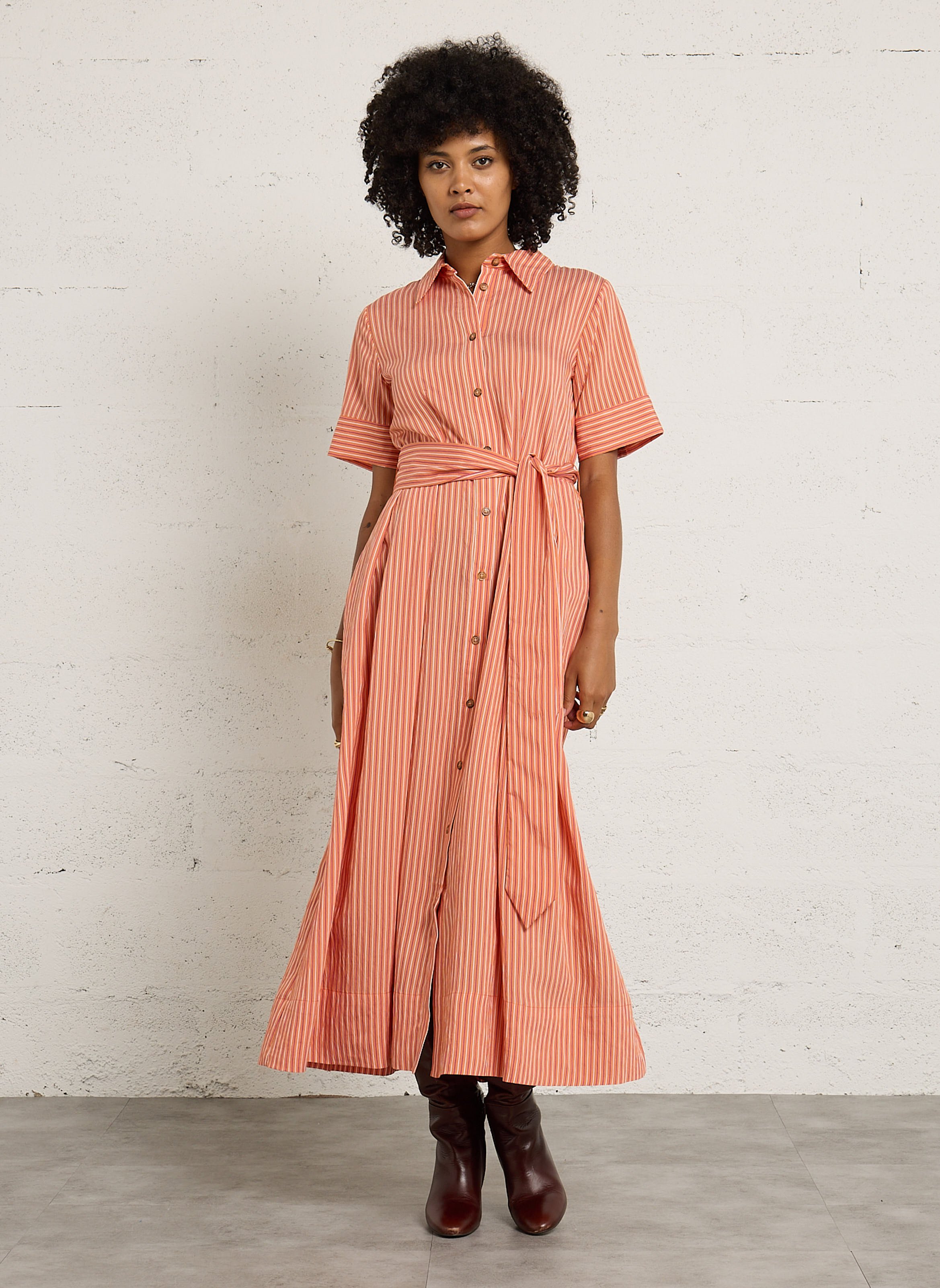 Langes gestreiftes Kleid mit Gürtel MAISON 123 Golden