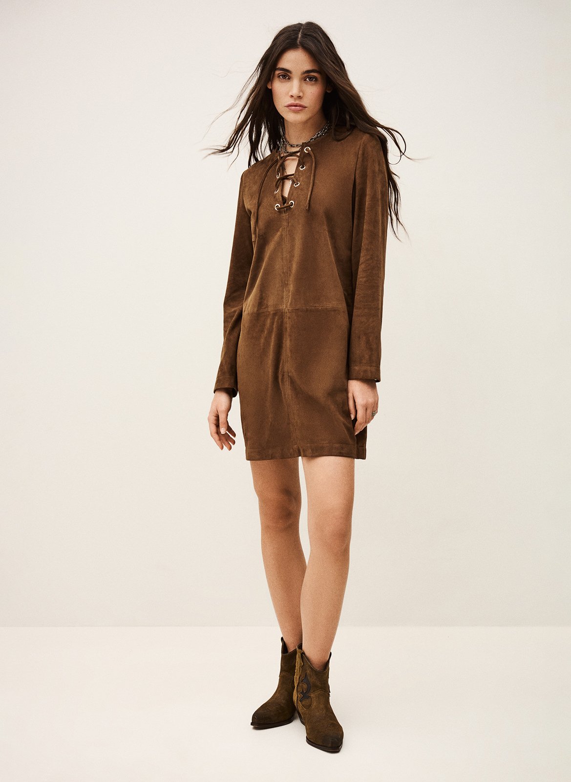 <em>Jurk met korte Tunesische kraag van fluweel leer</em> BA&SH Bruin