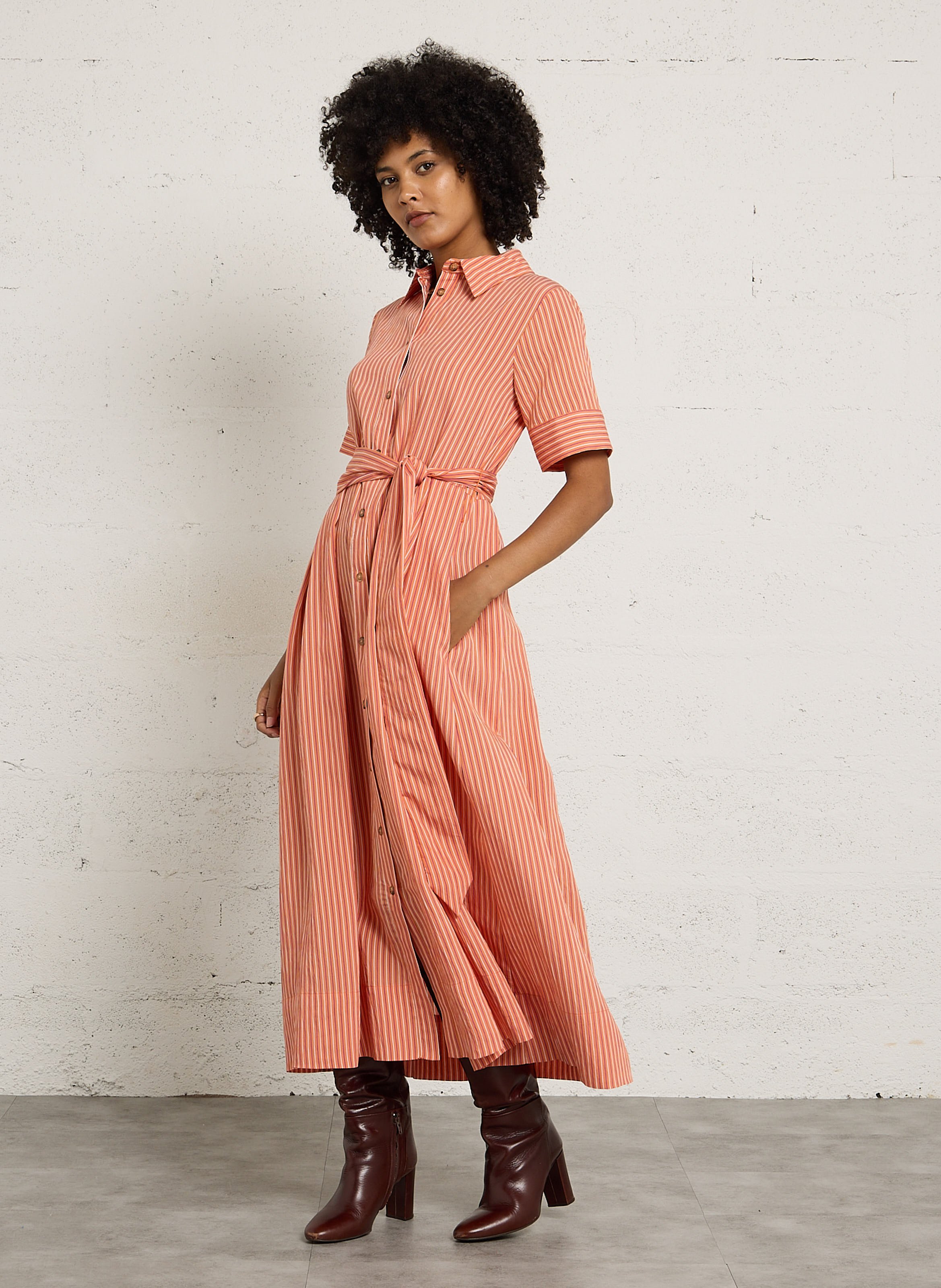 Langes gestreiftes Kleid mit Gürtel MAISON 123 Golden