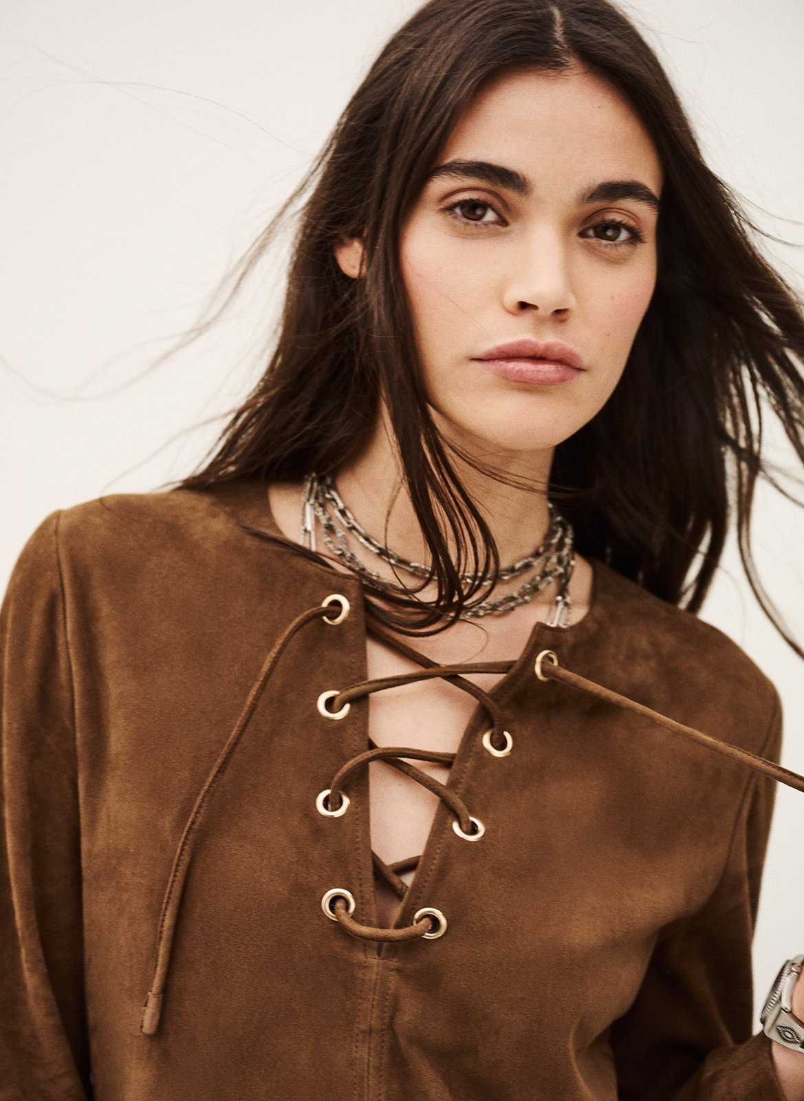 <em>Jurk met korte Tunesische kraag van fluweel leer</em> BA&SH Bruin