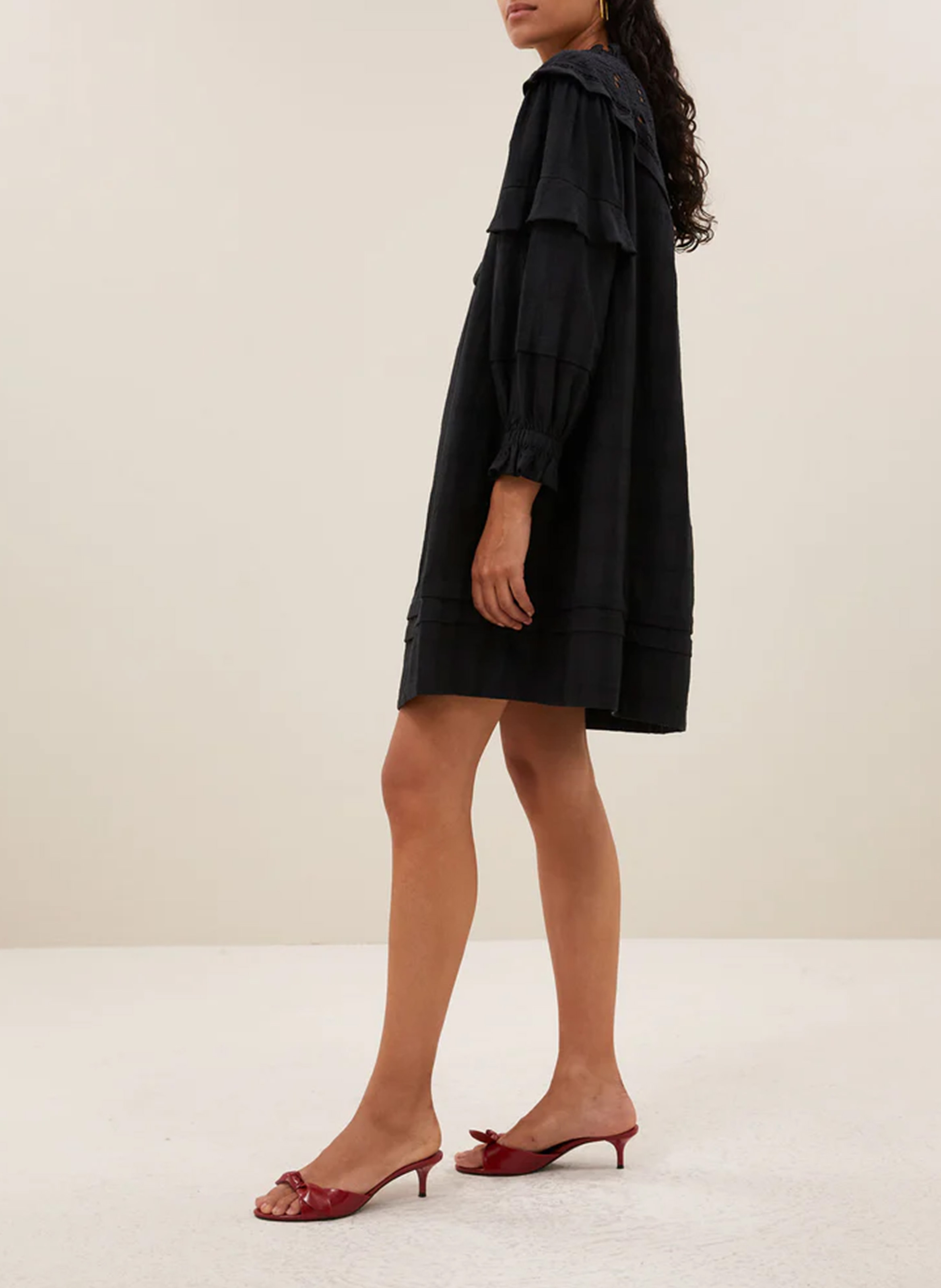 - Smalle strikschouderbandjes - Racerback - Wijd model - Fronsjes- 100% katoen- Gevoerd- Ruglengte: 94 cm. BY BAR Zwart