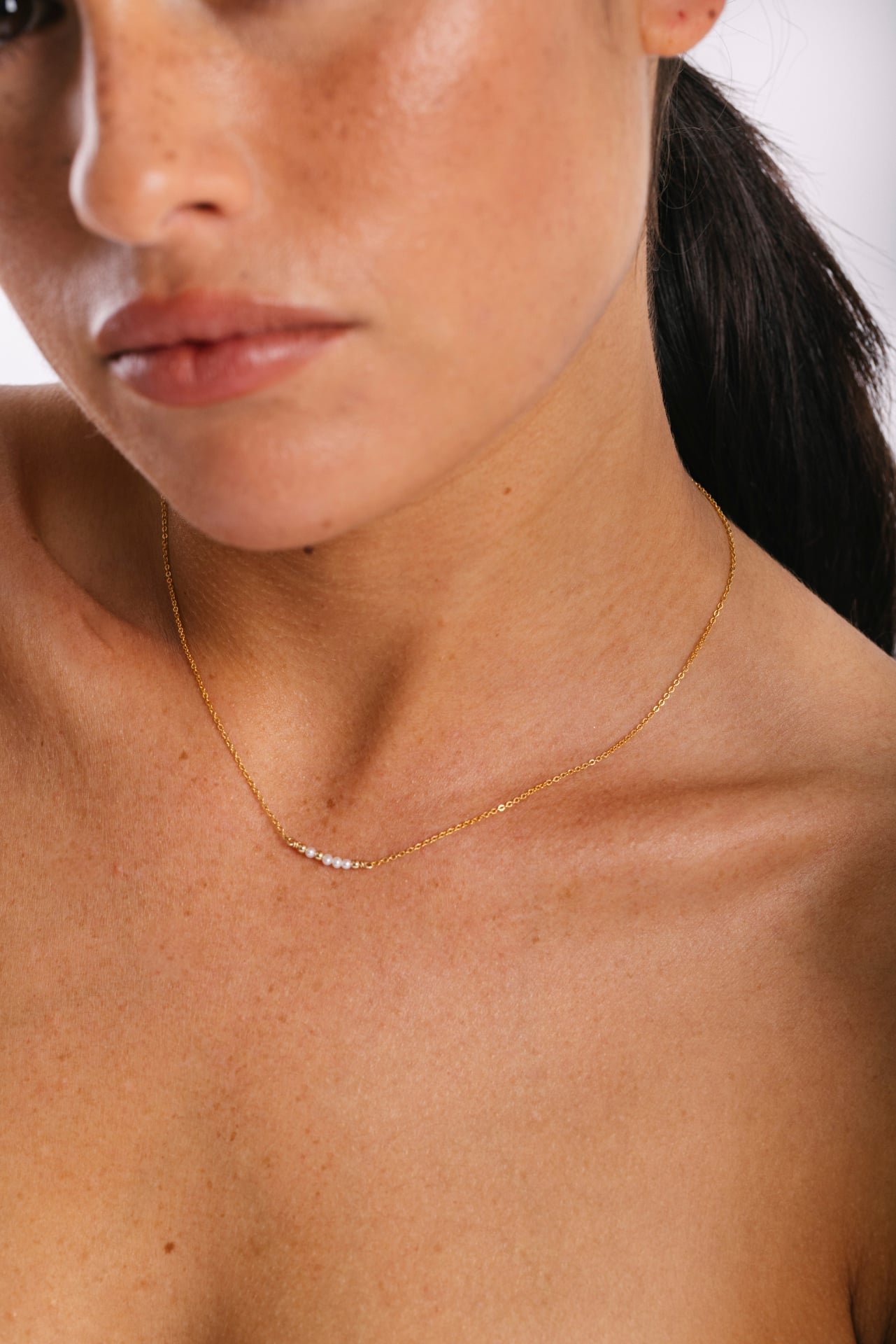 Short Thea pearl necklace. YAY White