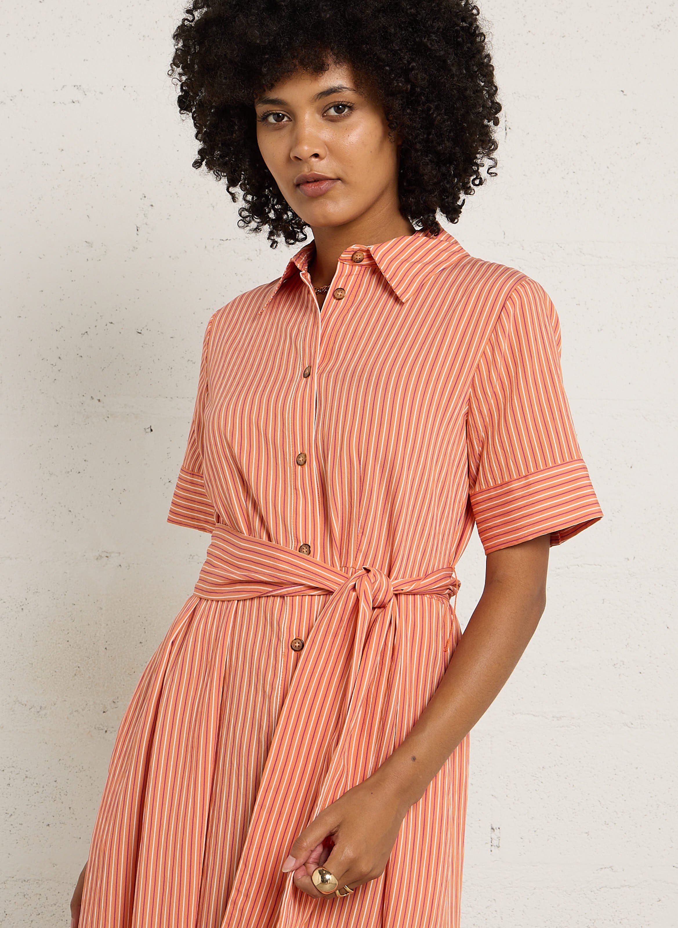 Langes gestreiftes Kleid mit Gürtel MAISON 123 Golden