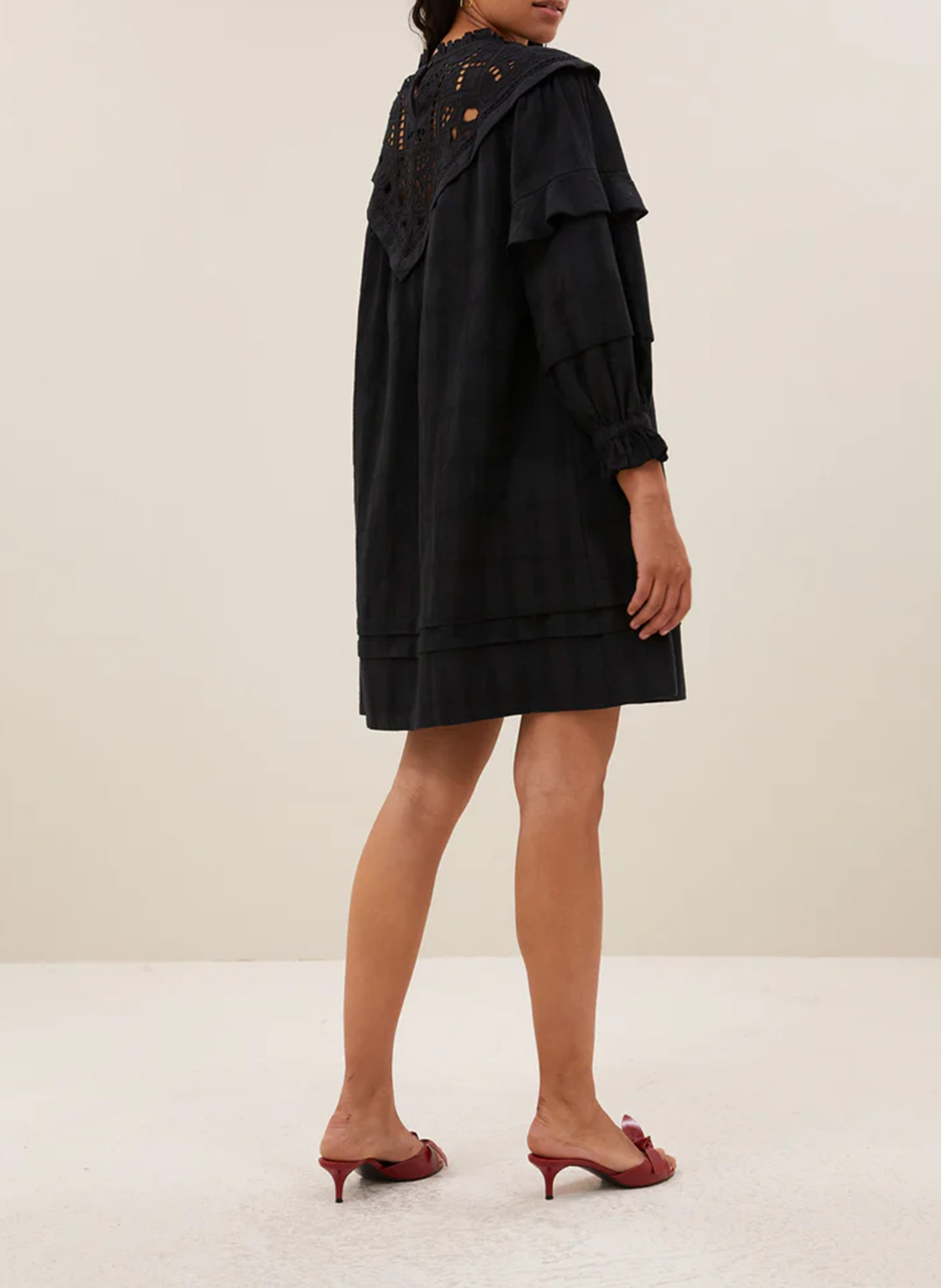 - Smalle strikschouderbandjes - Racerback - Wijd model - Fronsjes- 100% katoen- Gevoerd- Ruglengte: 94 cm. BY BAR Zwart