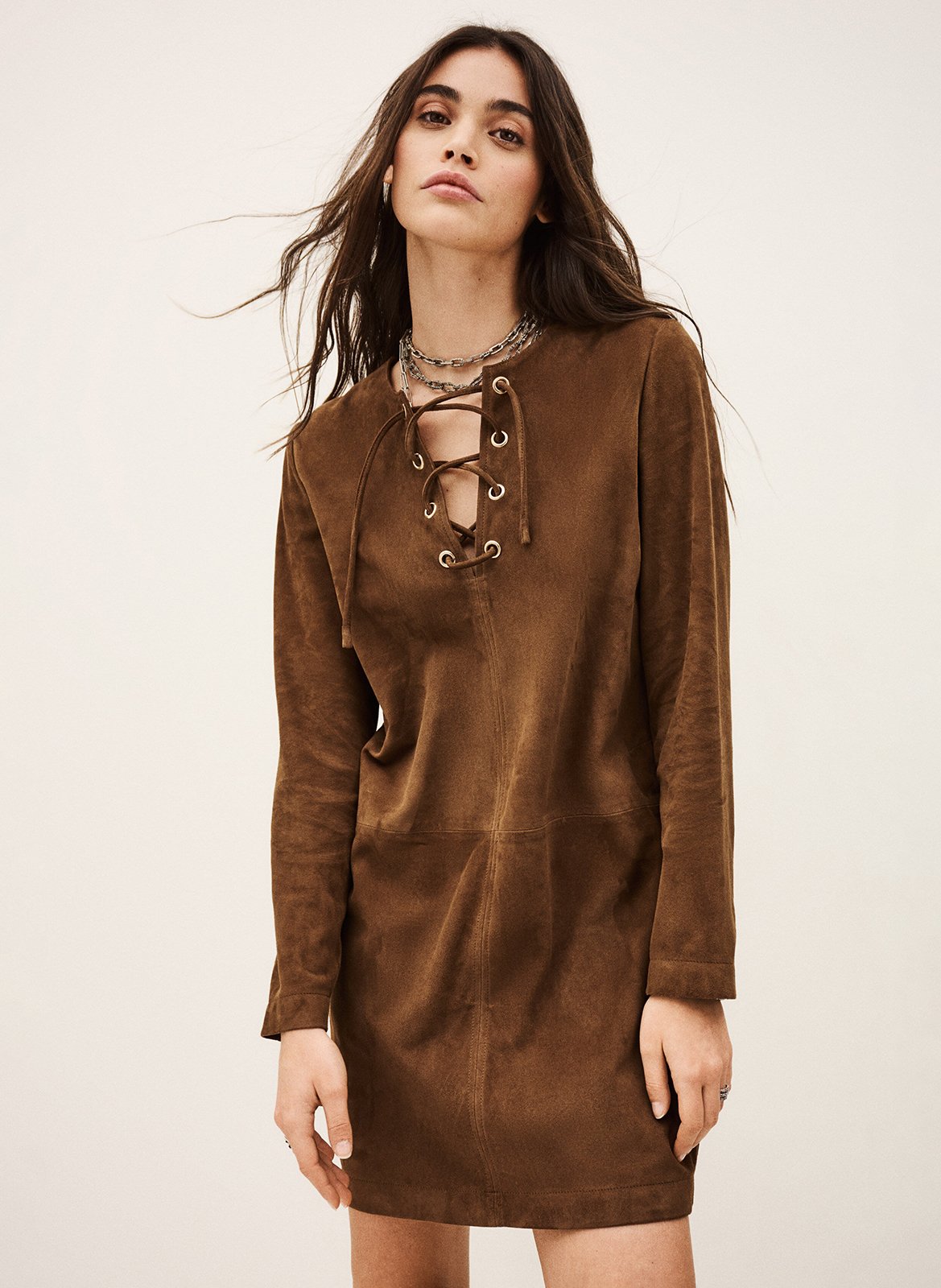 <em>Jurk met korte Tunesische kraag van fluweel leer</em> BA&SH Bruin