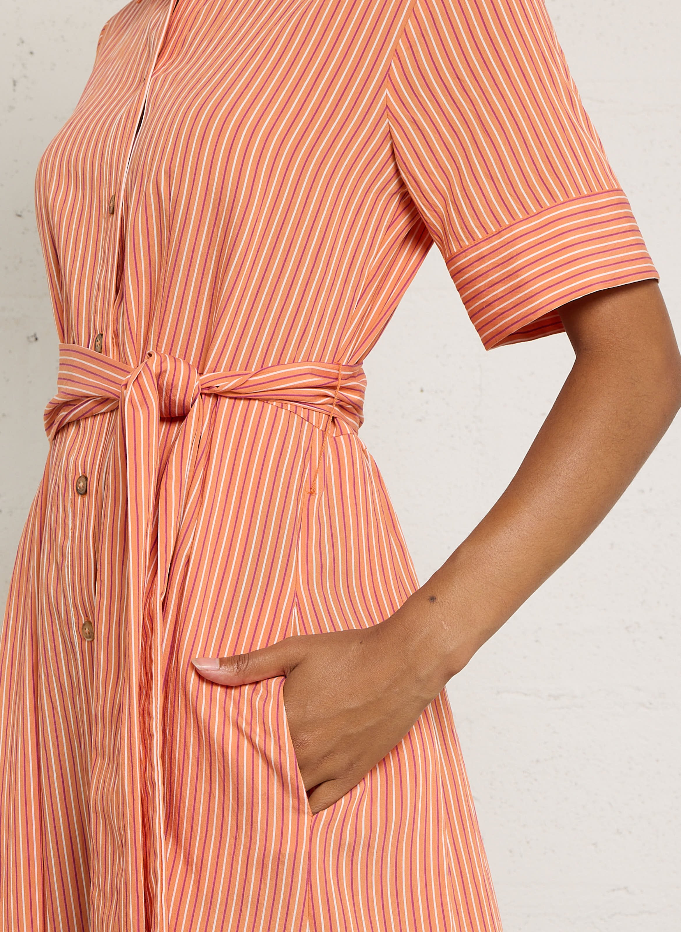 Langes gestreiftes Kleid mit Gürtel MAISON 123 Golden