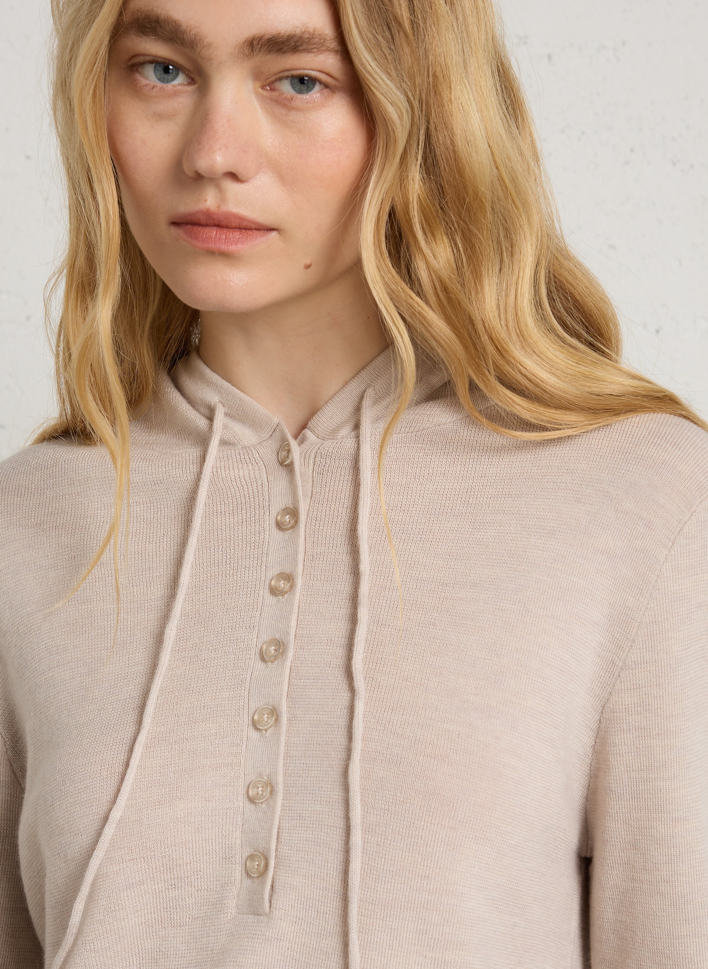 Pull fin boutonné à capuche en laine BERENICE Beige