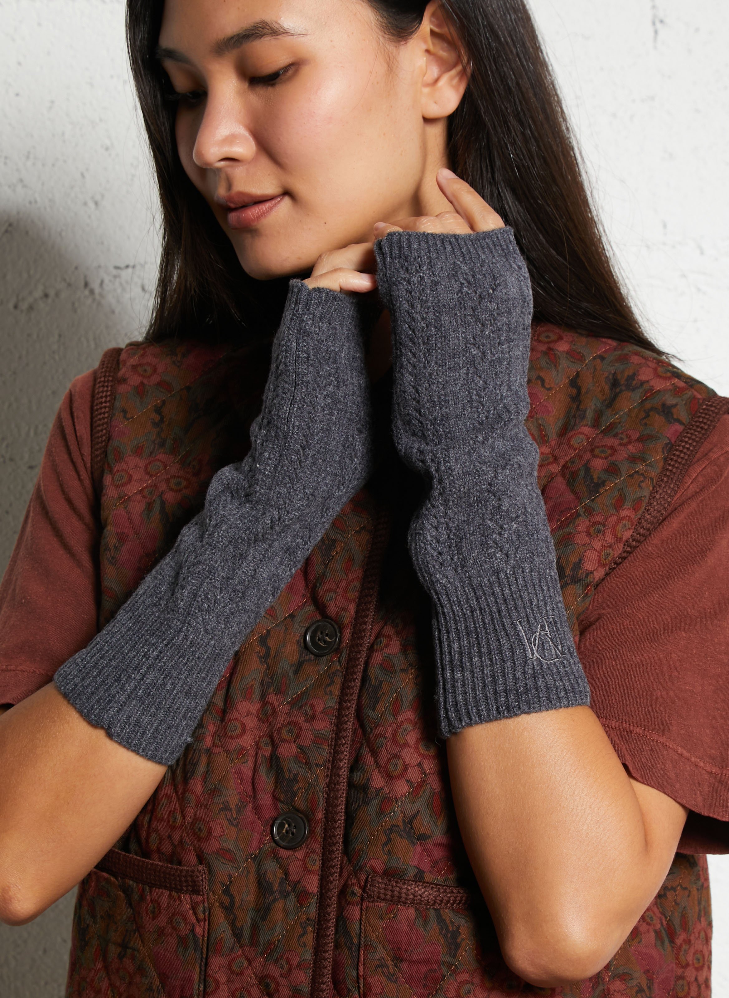 Embroidered openwork wool mittens PETITE MENDIGOTE Grey