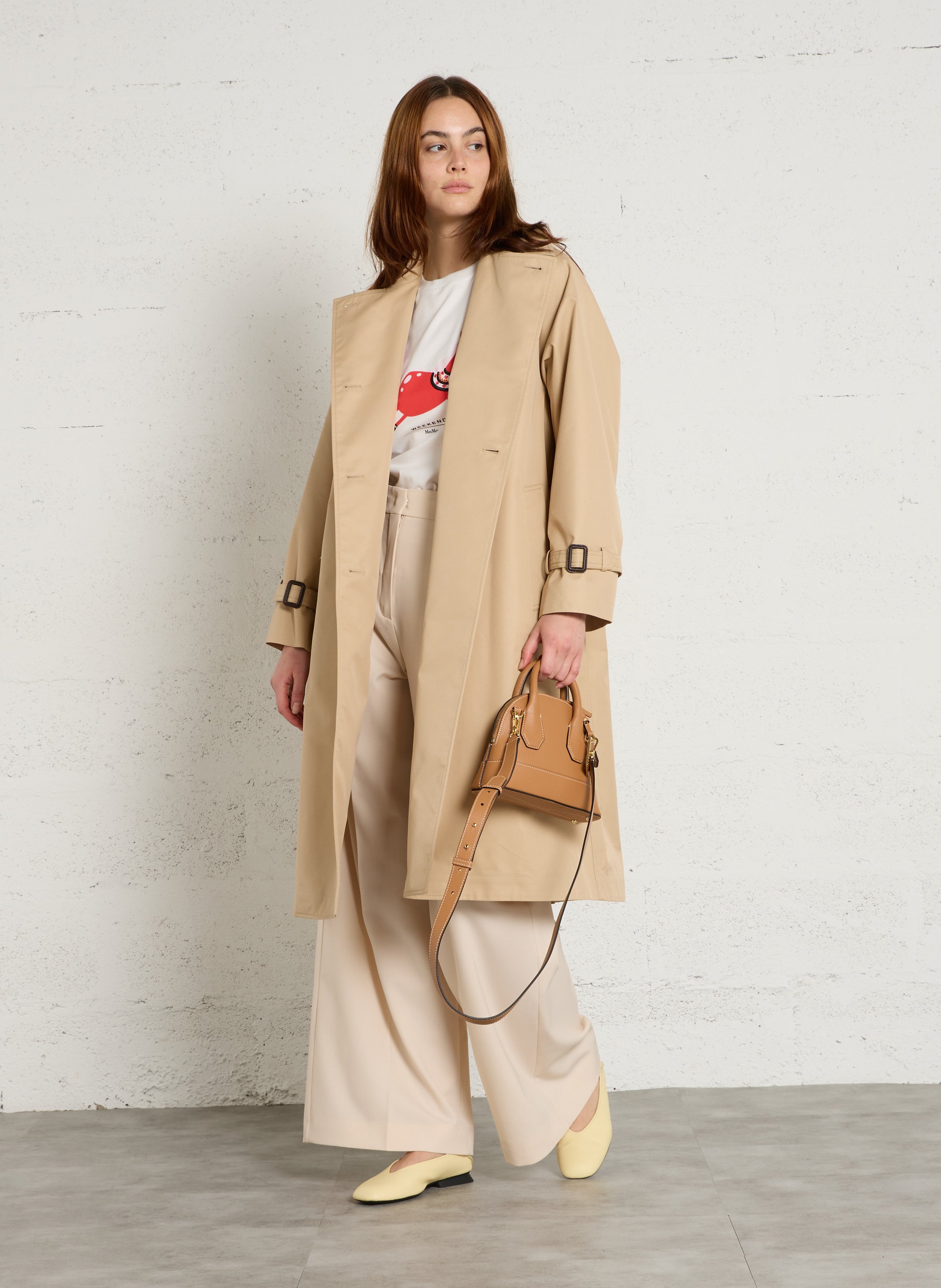 Kleine unifarbene Umhängetasche aus genarbtem Leder Beige