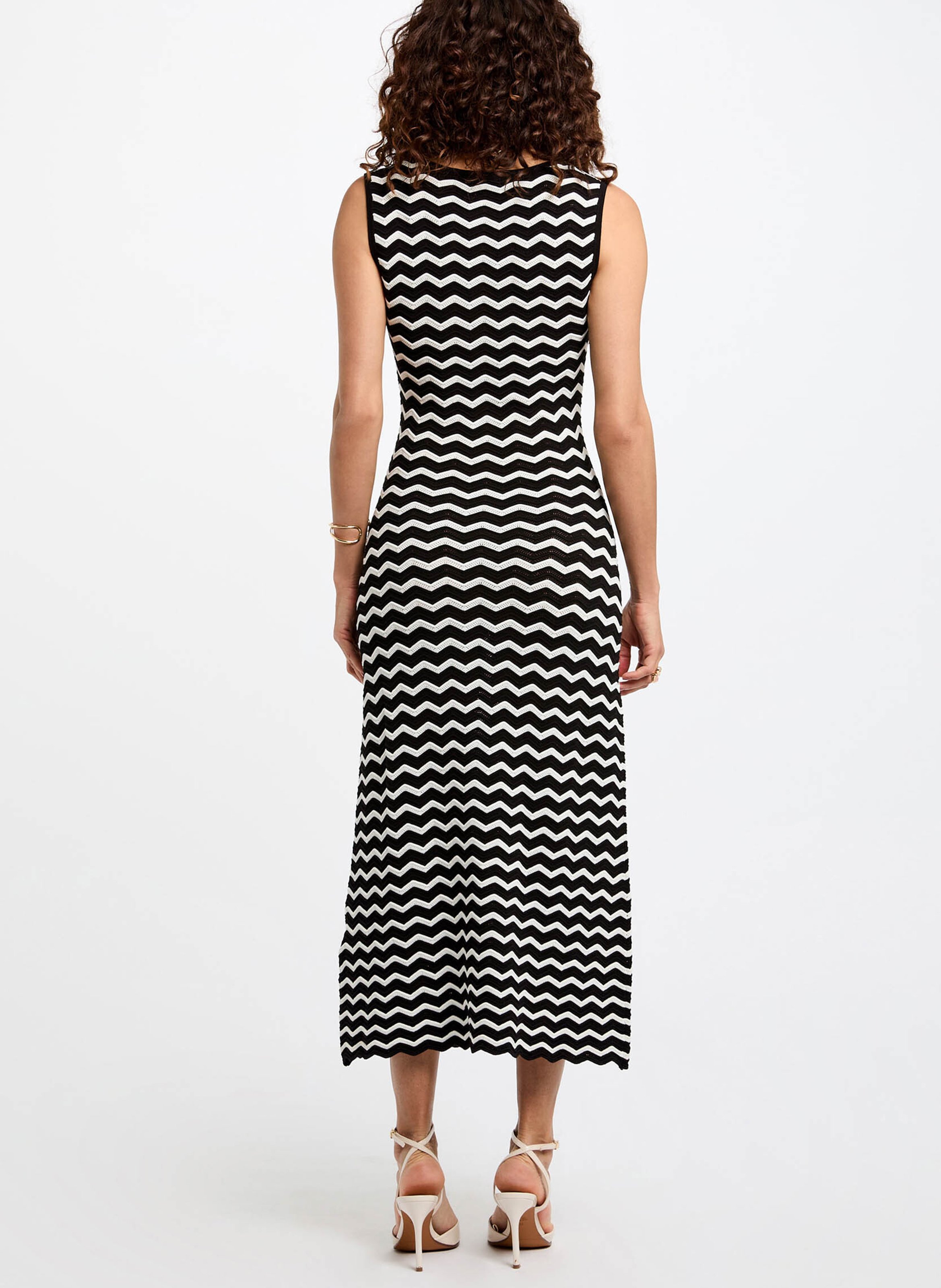 Gebreide lange jurk met zigzagstrepen. MORGAN Zwart