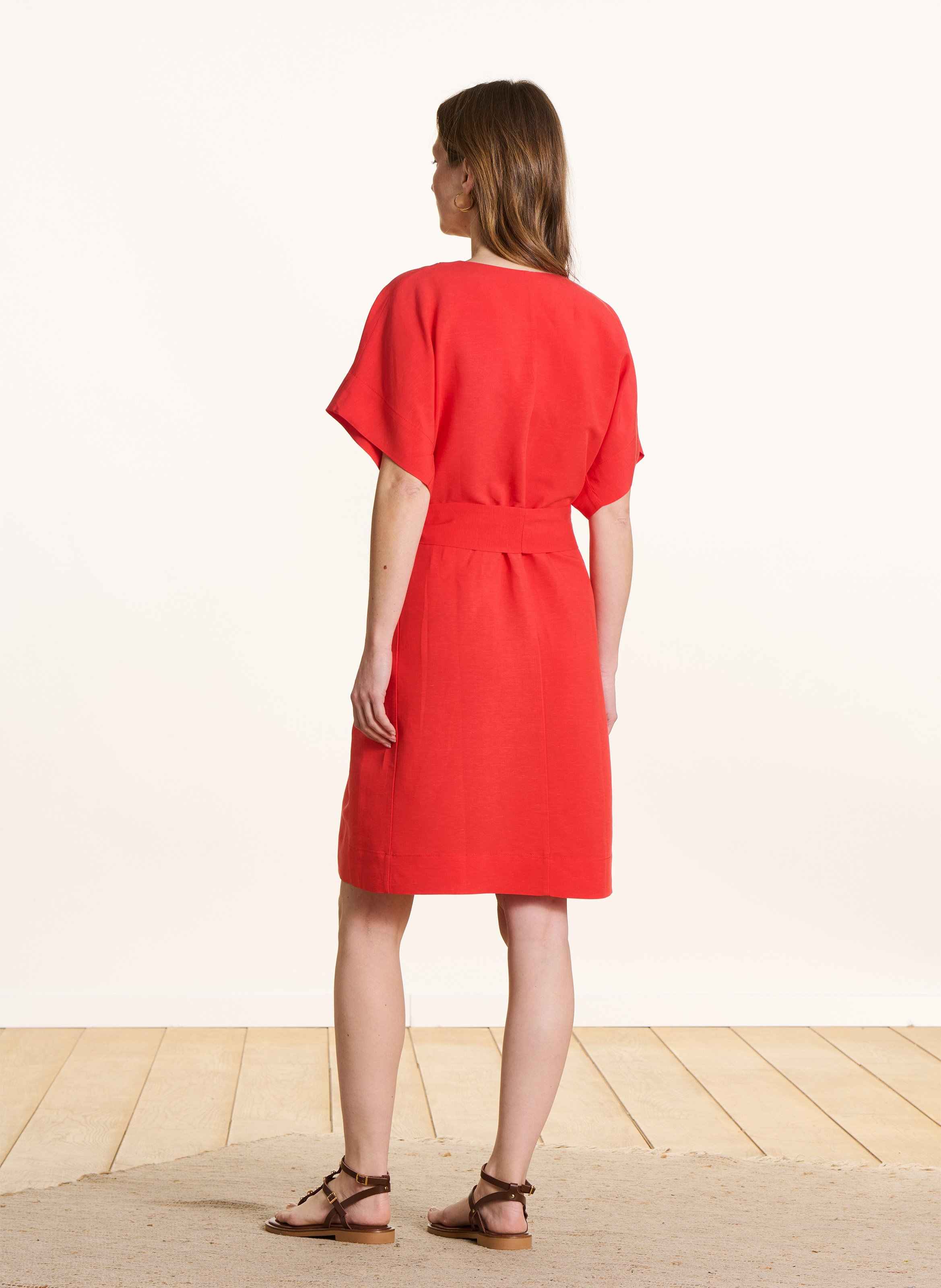 Korte wijde jurk met een effen tuniek kraag LA FEE MARABOUTEE Rood