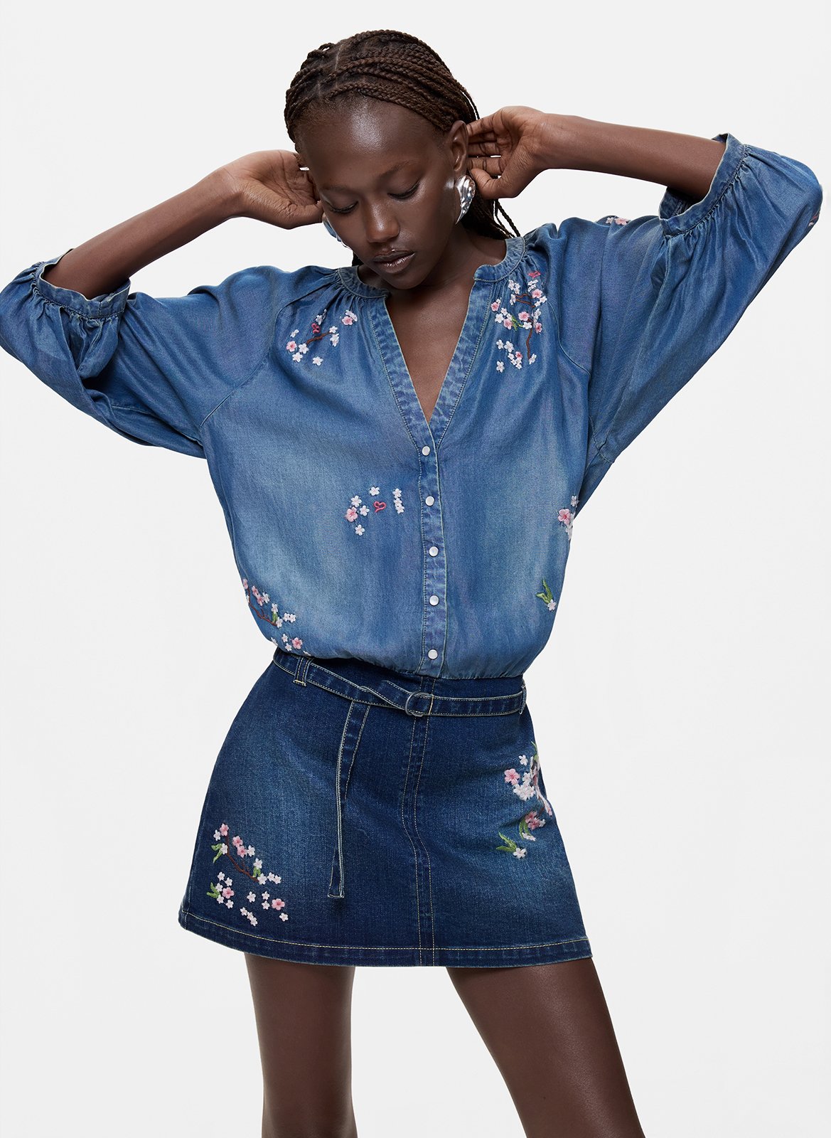 Kurzes besticktes Denimkleid DESIGUAL Blau