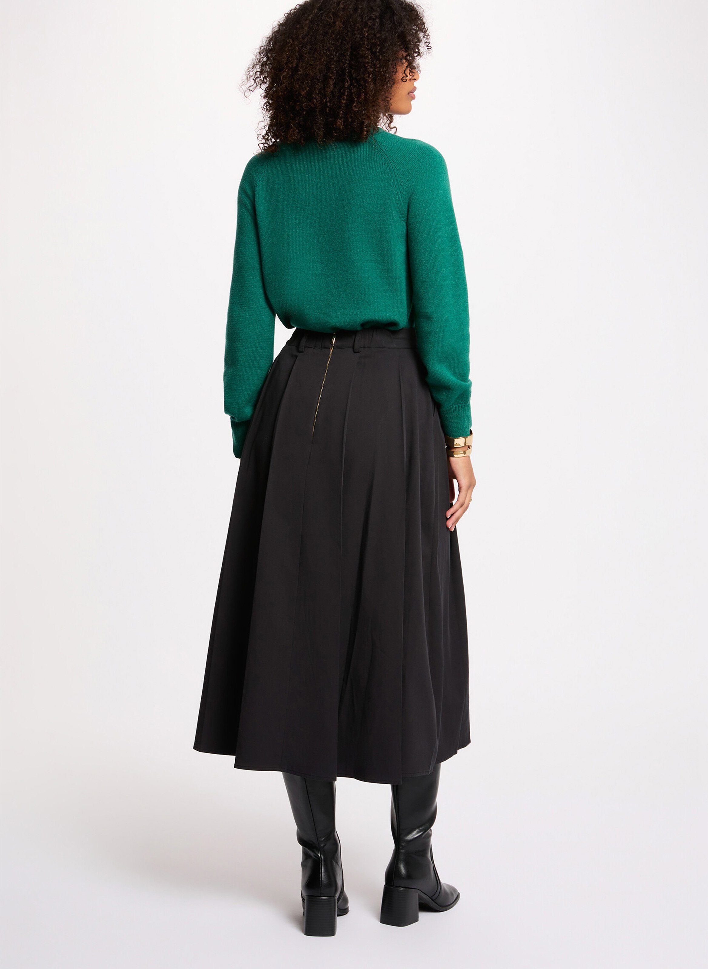 <p>Gerade geschnittenes Oberteil mit Rundhalsausschnitt und Knopfdetail</p> MORGAN Grun